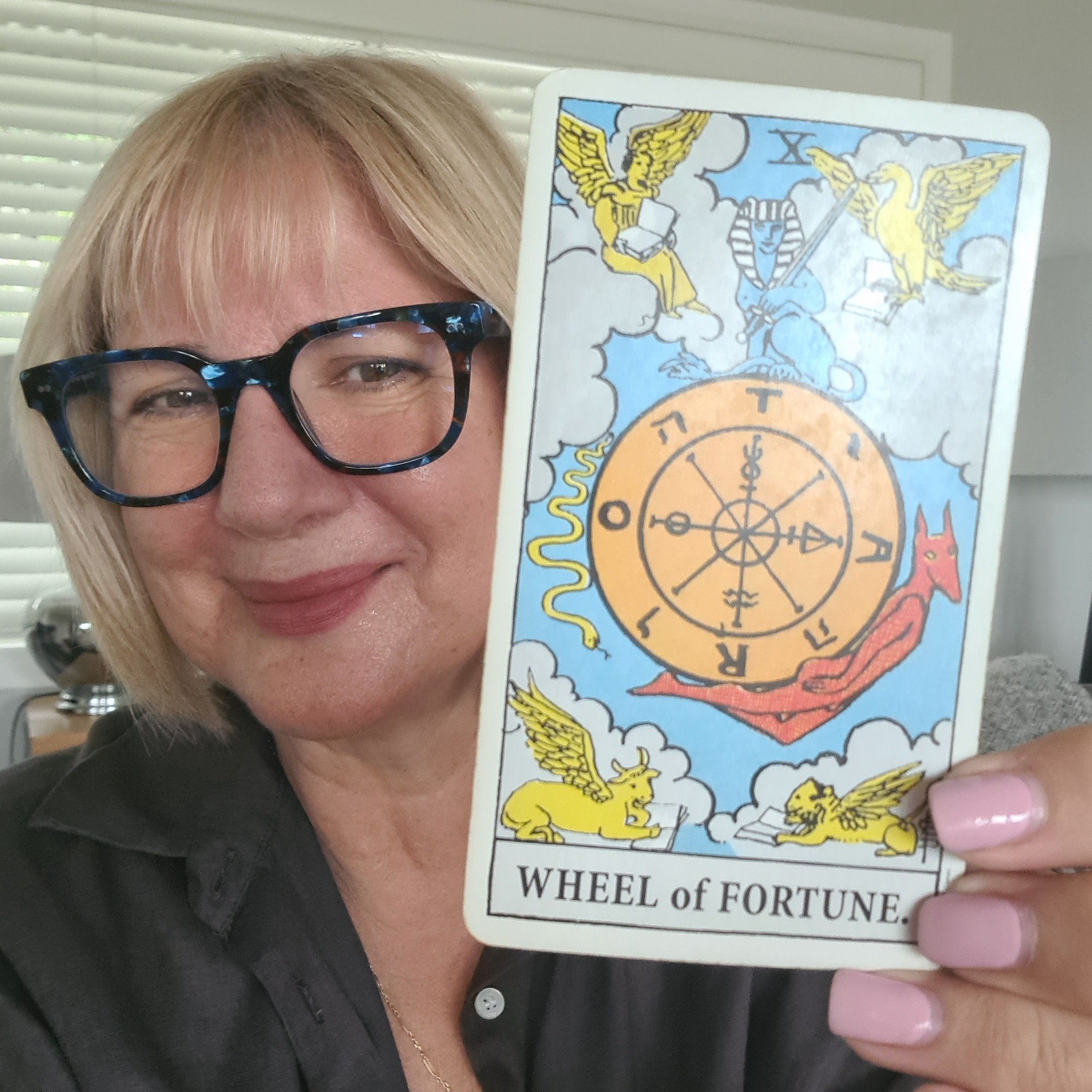 Monday Insight 🌊 Card for the day! A turning point, serendipity! The Wheel of Fortune is about embracing change . The lesson of key of 10 is to learn to detach from the outcome. So whether our fortunes go up or down we can look at it with equanimity