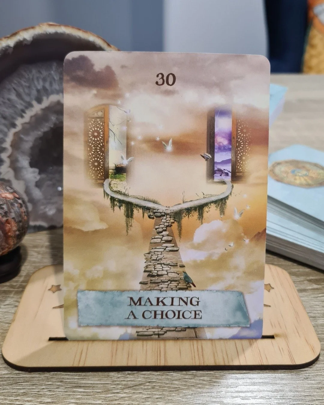 ✨Oracle Card for the day✨ Are you facing a fork in the road whether it's big or small? The little choices are the gateway to creating steps into your new vision as we head further into the year. Trust your intuition, feel into the new vista waiting f