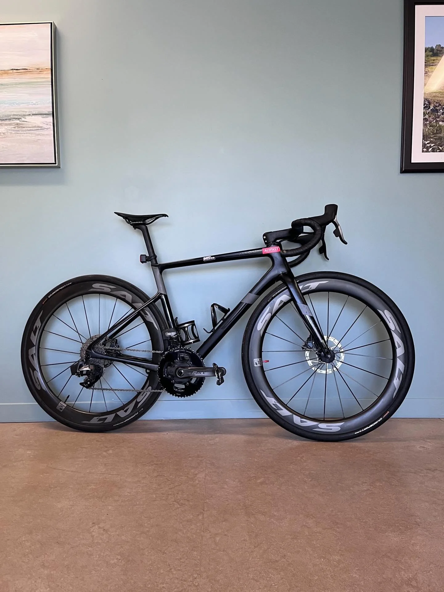 Friday afternoon bike fit for a competitive rider, just in time for some upcoming races 🚴&zwj;♂️
This client came in dealing with knee, wrist, and back pain while riding, so we made a few key adjustments. Moved his saddle back to improve knee positi