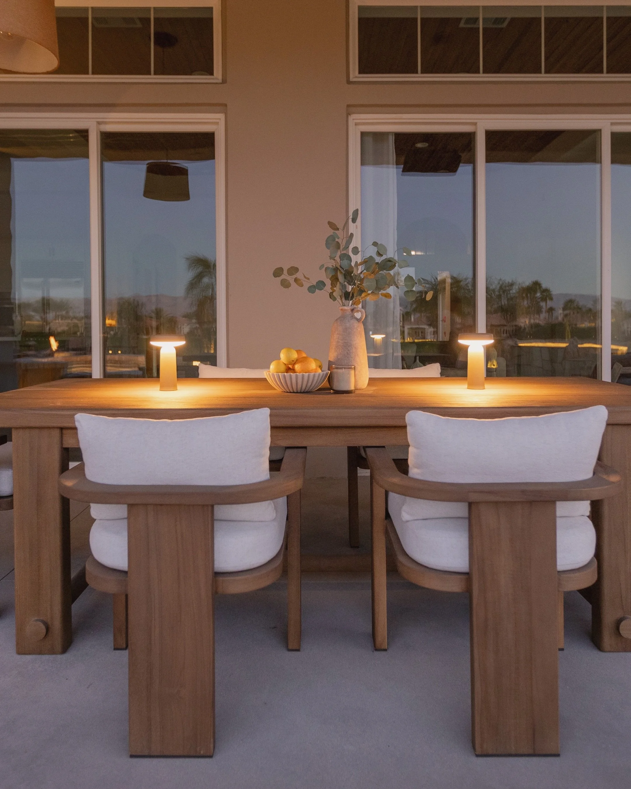A complete outdoor transformation, from the landscape design to the final furnishings ✨

Natural stone, warm wood tones and soft textures come together throughout the space, from the pool and fire pit to the outdoor kitchen and living areas.

We desi