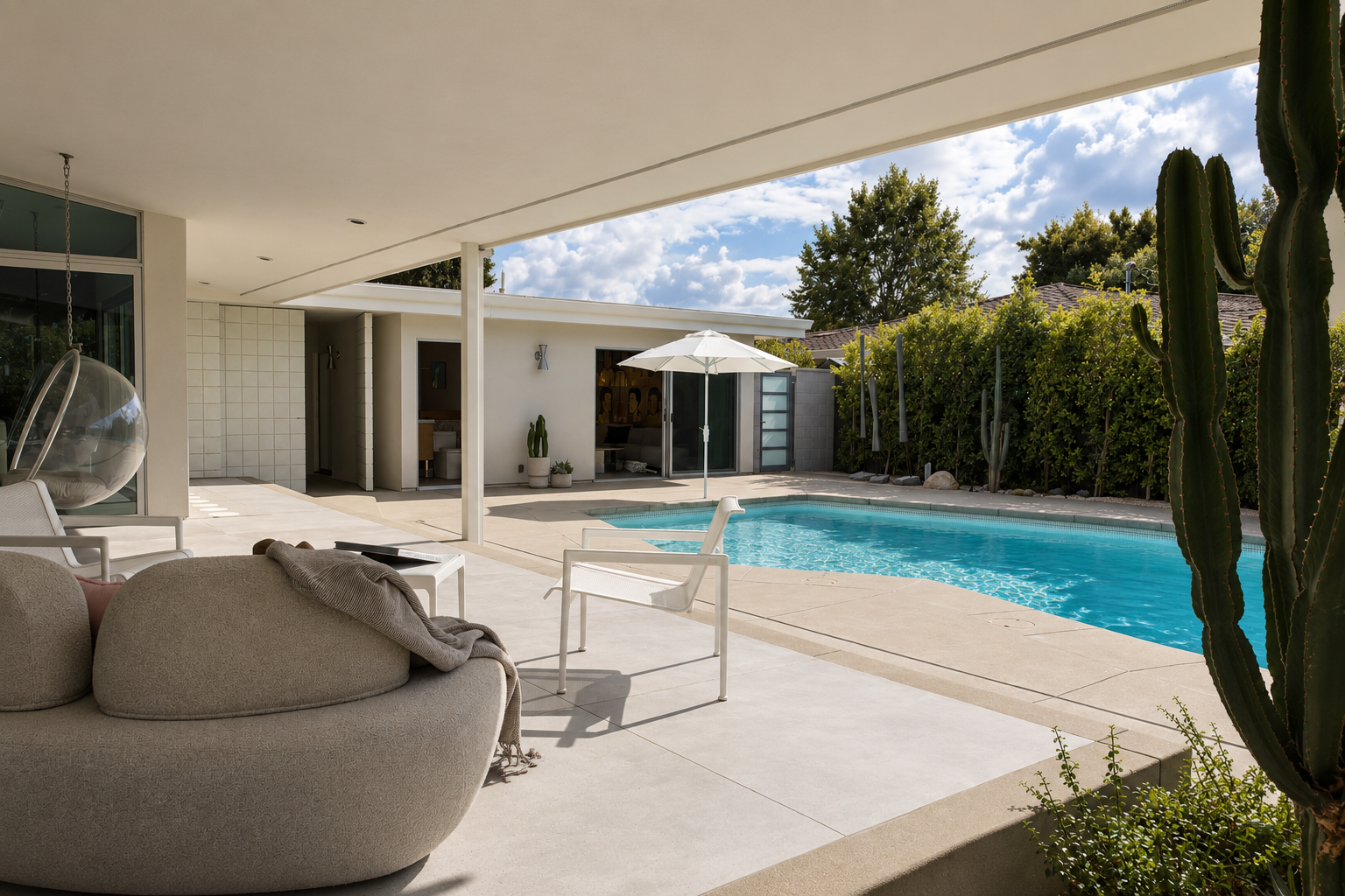 Patio moderne avec piscine et cactus.png