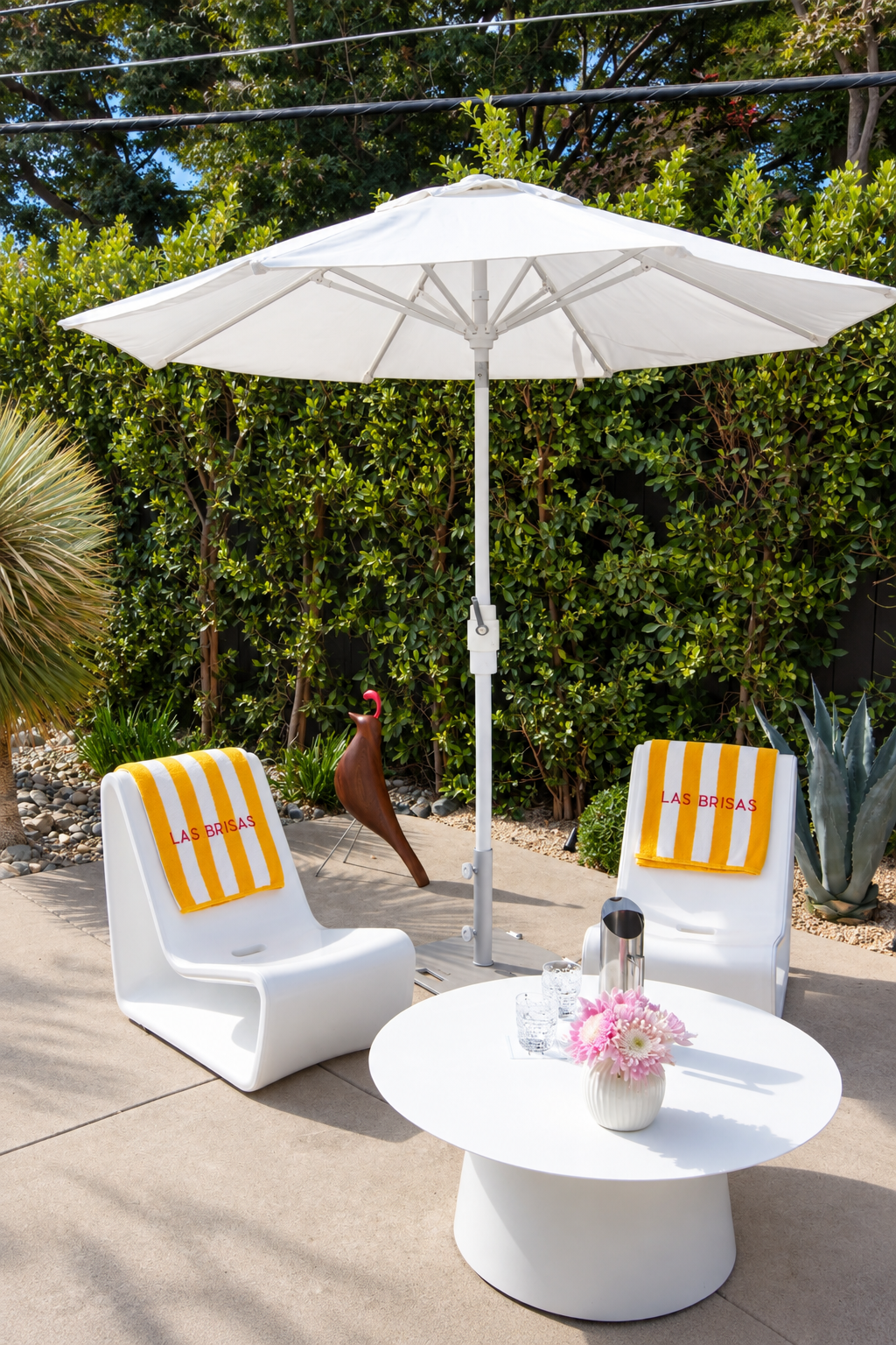 Patio ensoleillé sous parasol blanc.png