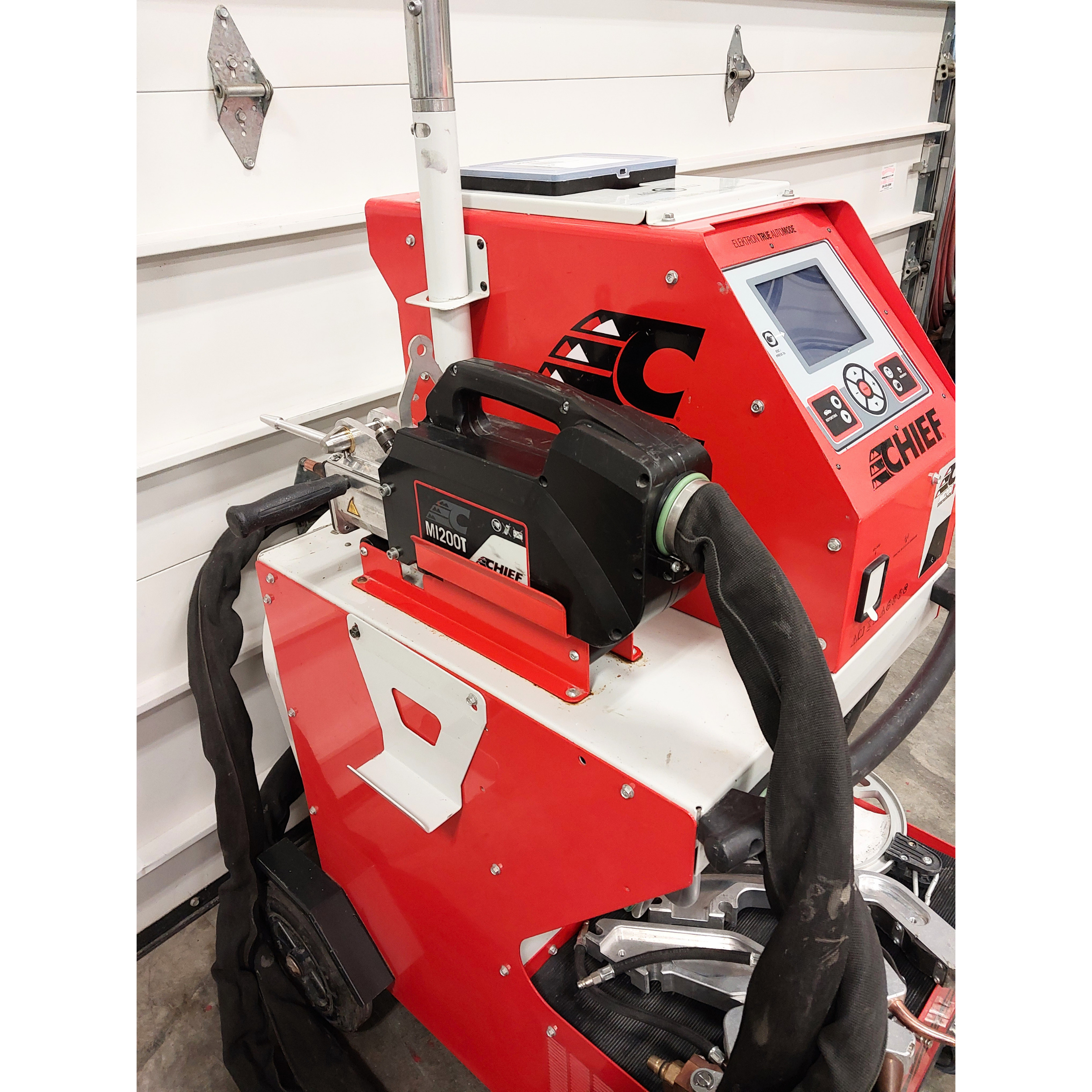 Chief MI200T welder clamp and arm setup close-up