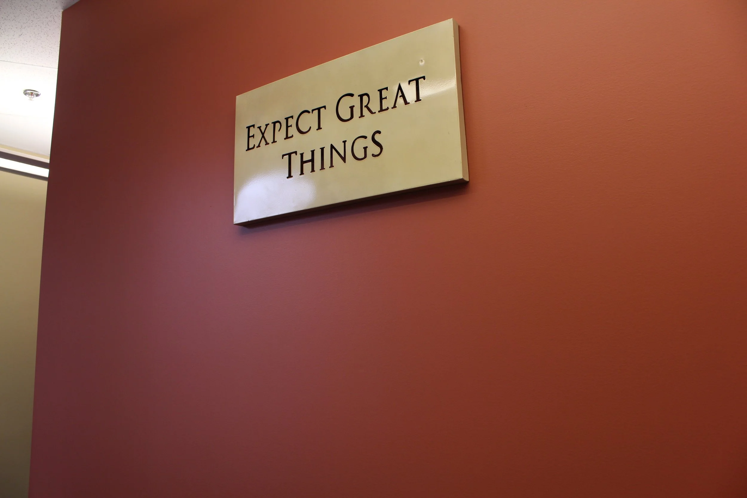 Inspirational sign that reads "Expect Great Things"