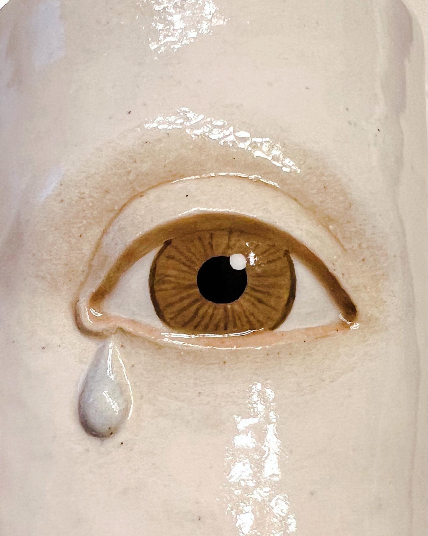 Sad eye or happy eye? Both can cry 🥲
.
.
.
#aliciaannceramics #eyeart #surrealism #eyeseeyou #oddities #curiousities #happytears #potterylife #girlswhomakestuff