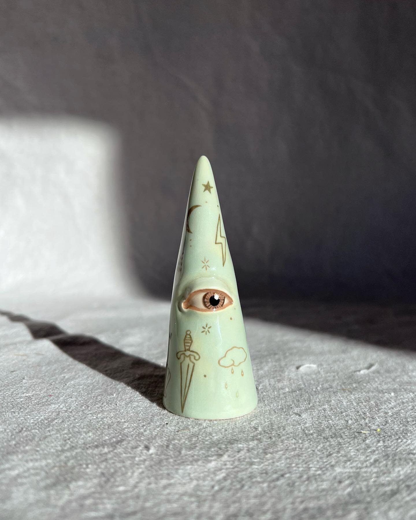 What would you put on your Flash Tattoo Cone?!! 🍒🌙🏹🐚🗡️🌧️ ✨
.
.
.
#ringcone #ceramics #ceramicart #aliciaannceramics #eyeart #surrealism #flashtattoos #eyetattoo #handbuiltpottery #smallbatchpottery