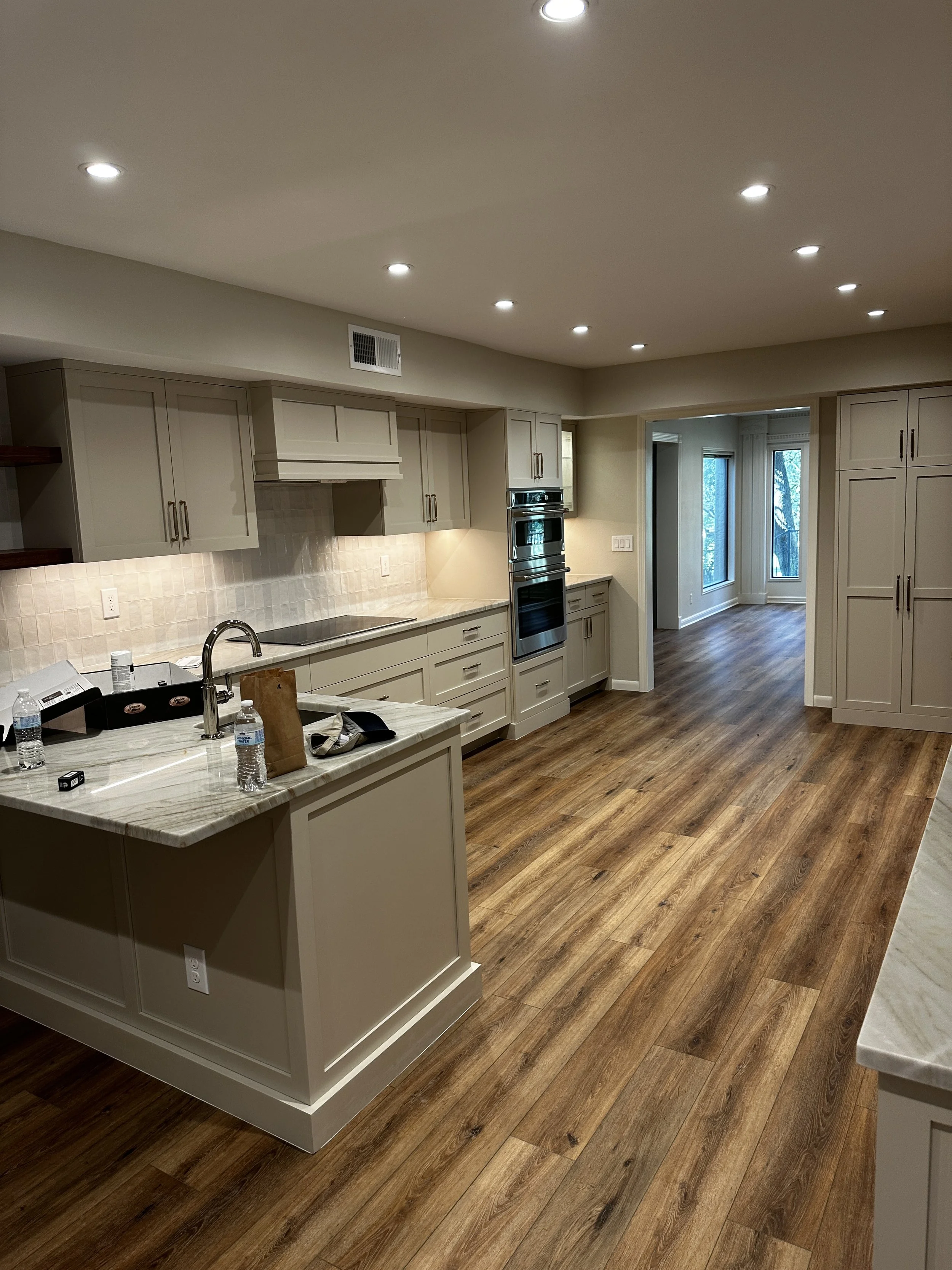 A light, open kitchen renovation in San Antonio, Texas, featuring a breakfast bar and modern layout designed for a home chef.