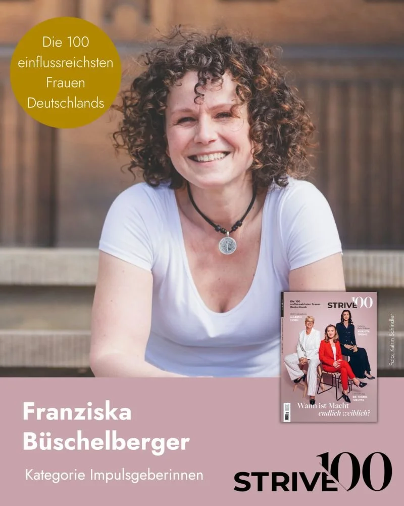 Porträt einer lachenden Frau mit kurzen, lockigen Haaren, weißem T-Shirt und Halskette, vor einem Holzhintergrund. Ein gelbes Etikett links oben hebt hervor: "Die 100 einflussreichsten Frauen Deutschlands."