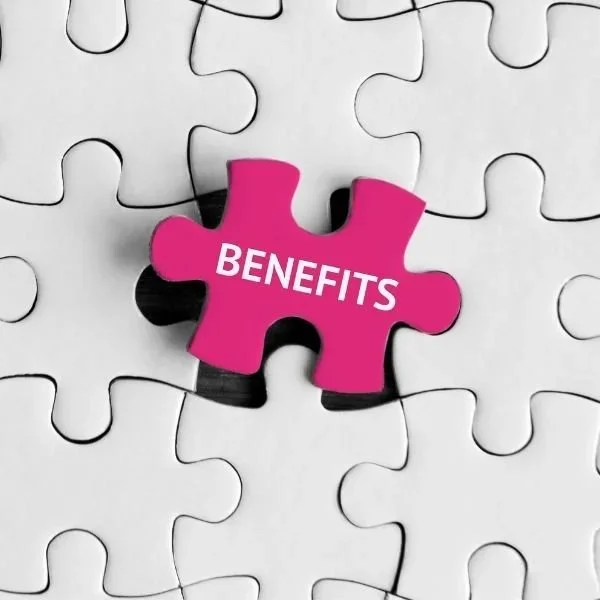 Ein Puzzleteil in Pink mit der Aufschrift "BENEFITS" liegt in einer Puzzlerei auf einem weißen Untergrund.
