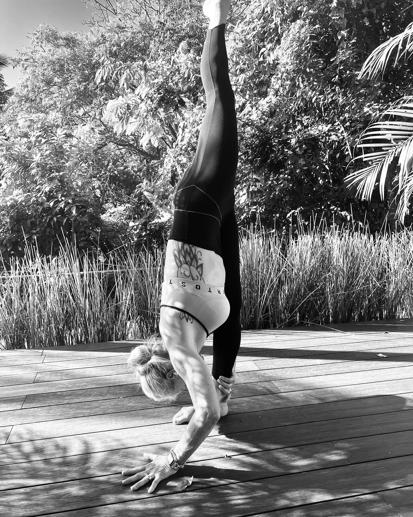 Maintenir la posture, respirer, calmer son esprit et se sentir bien dans le moment pr&eacute;sent 💕🌹🧘 #momentpresent #respirer #calmer #asanas #yoga #yogalifestyle #pranayama #mediter 🫶❤️🧘&zwj;♂️