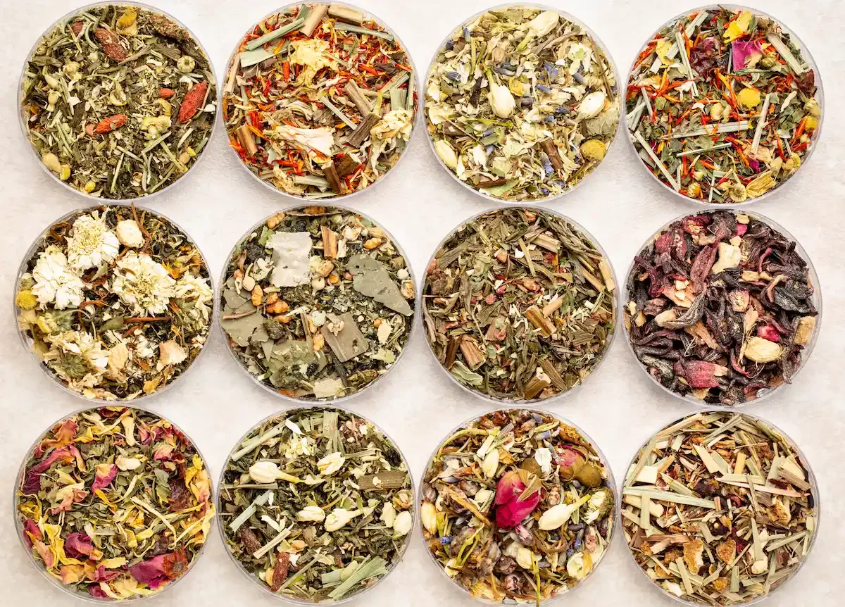 Image of various Chinese herbal formulas illustrating the final step: the delivery of the phytotherapy formula directly to the patient's home.