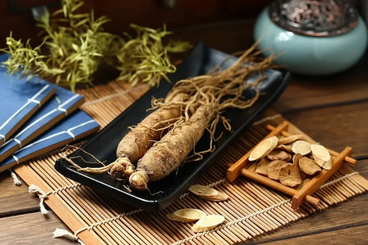 Raíces de ginseng y hierbas medicinales chinas utilizadas en fitoterapia para aumentar la energía y equilibrar el sistema nervioso en personas con estrés o agotamiento en Barcelona.