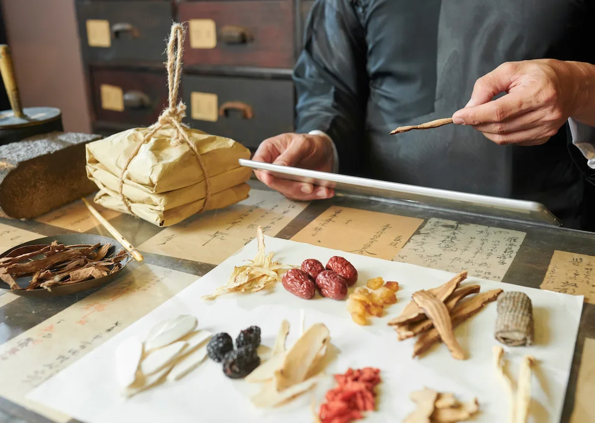 Image of medicinal herbs illustrating the first step: an in-depth diagnosis to understand individual health needs during the online consultation.