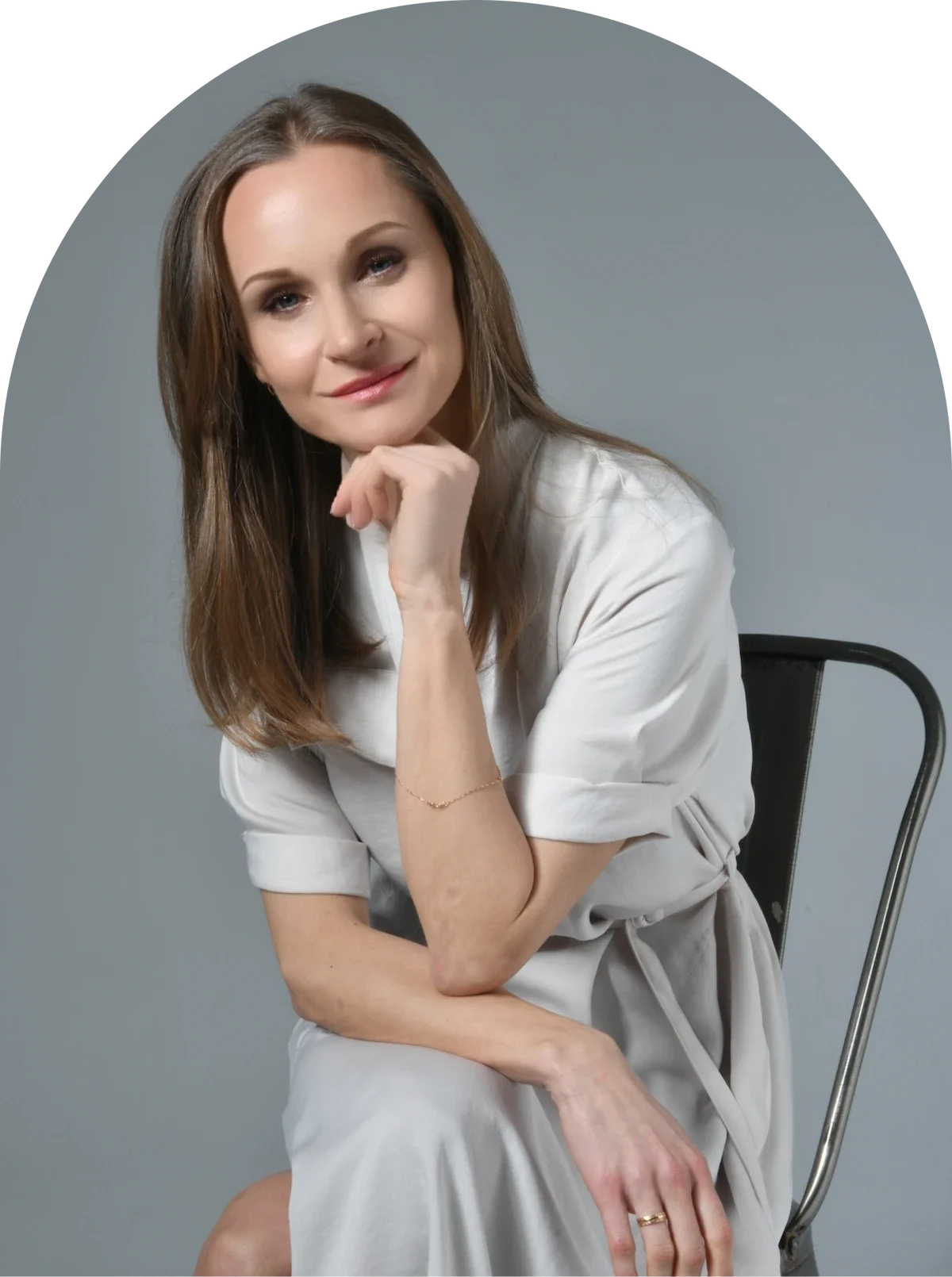 Gina Bosque, acupunturista especialista en ansiedad, digestion y personas altamente sensibles (PAS), en su consulta de Barcelona.