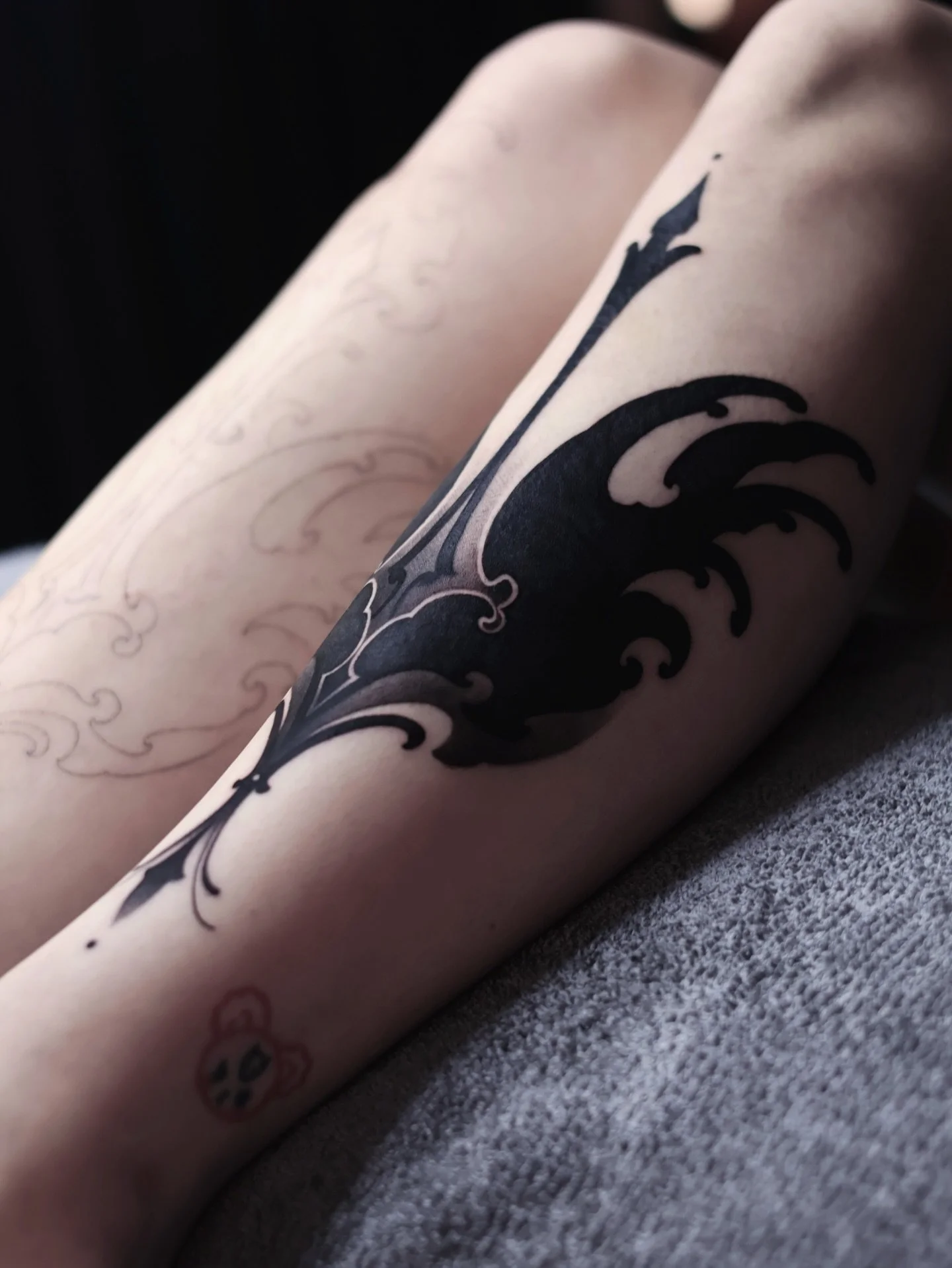 The smoothest black work you&rsquo;ll see today 🖤 
.
.
.
WIP shot, 4 hour session with numbing from @tattoonumbingcream for @stephaniechyi the giveaway winner 😌