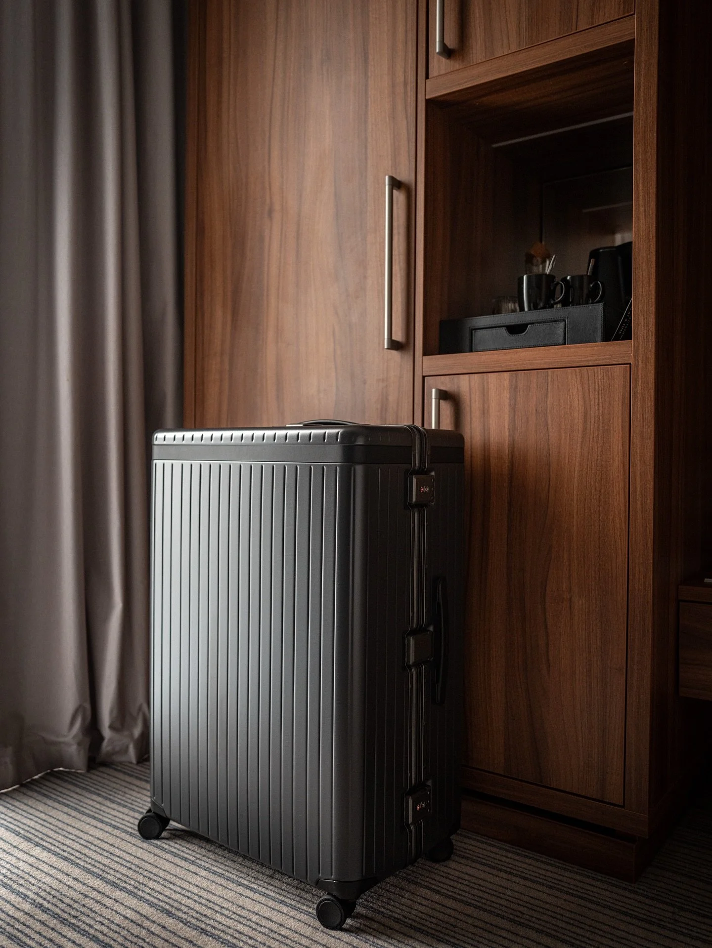 A case worth carrying @carlfriedrik 
Spacious 🧳 
Pleasantly sturdy shell 🐚 
Incredibly quiet movement 🛞 
.
[gifted]
.
.
#luggage #carlfriedrik