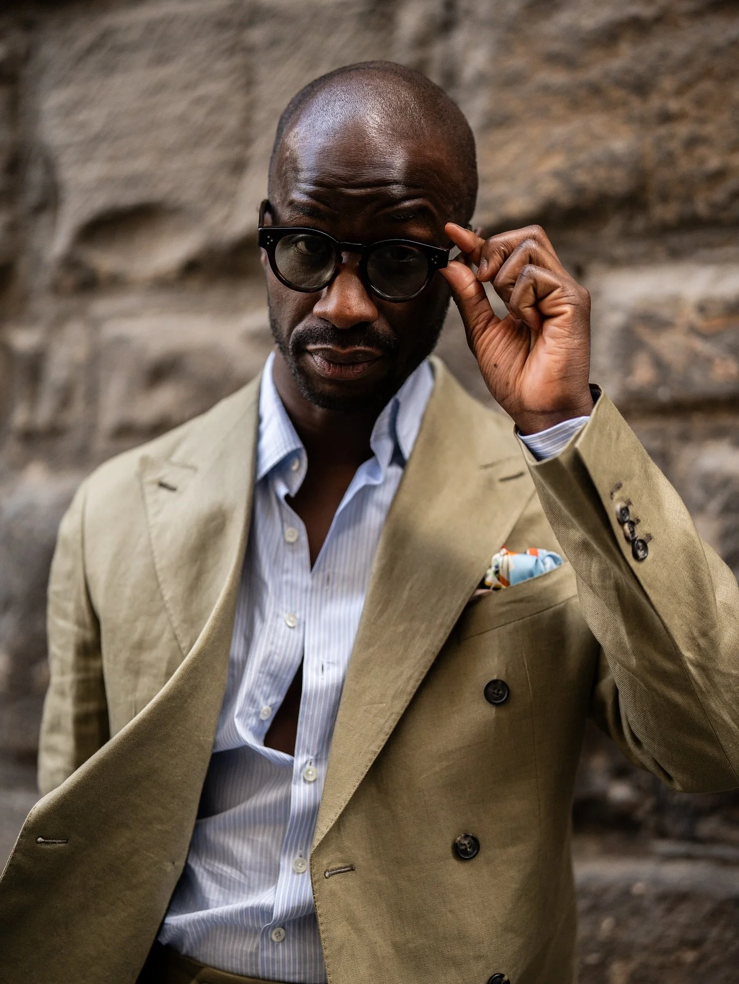 Accessories are life 🤌🏾
.
.
Shades: @bantonframeworks 
Tote: @bennett_winch 
Pocket square @mondofcph 
.
📸 @rkzuk 
#menswear #accessories