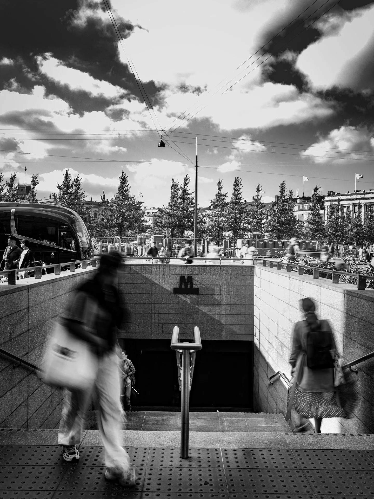 Moments in mono
Out and about for the annual Leica photowalk hosted by @bobbyanwar 
📷 Q3
.
.
#leicaq3 #bobbysphotowalk #monochrome