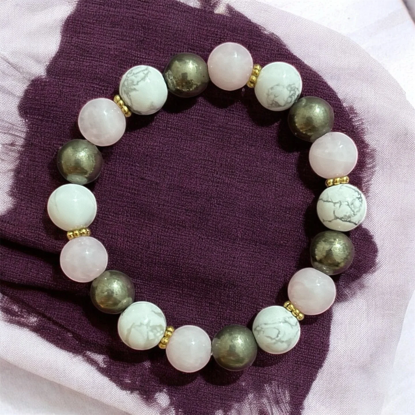 ✨ Bracelet en howlite, quartz rose et pyrite ✨

Un bijou tout en douceur, cr&eacute;&eacute; sp&eacute;cialement pour accompagner une petite fille 💕

🤍 Howlite : pierre de s&eacute;r&eacute;nit&eacute;, elle apaise les &eacute;motions, r&eacute;dui