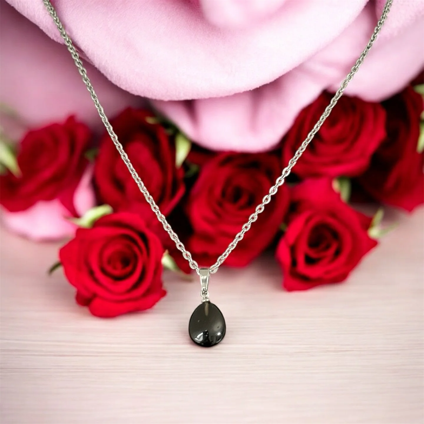 ✨ Pendentif en Quartz Fum&eacute; ✨
Pierre d&rsquo;ancrage, de protection et de stabilit&eacute;.

🌑 Ses vertus :
&bull; Aide &agrave; lib&eacute;rer le stress
&bull; Prot&egrave;ge des &eacute;nergies n&eacute;gatives
&bull; Renforce l&rsquo;ancrag