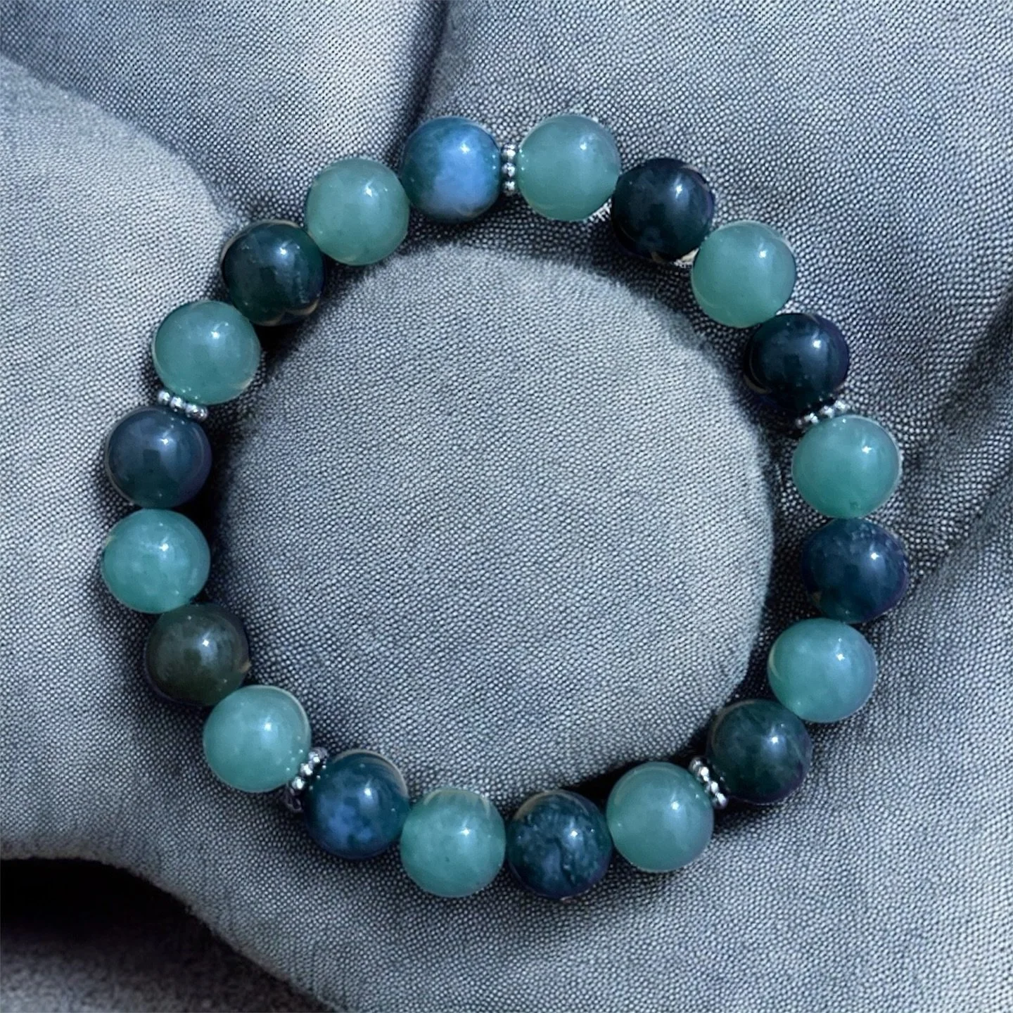 ✨ Bracelet en Agate Mousse &amp; Aventurine ✨
Un duo naturel et apaisant, parfait pour attirer la chance, la douceur et l&rsquo;harmonie int&eacute;rieure.

🌿 ✨ Les bienfaits en d&eacute;tail :

💚 Agate Mousse
&bull; Pierre d&rsquo;ancrage douce, q