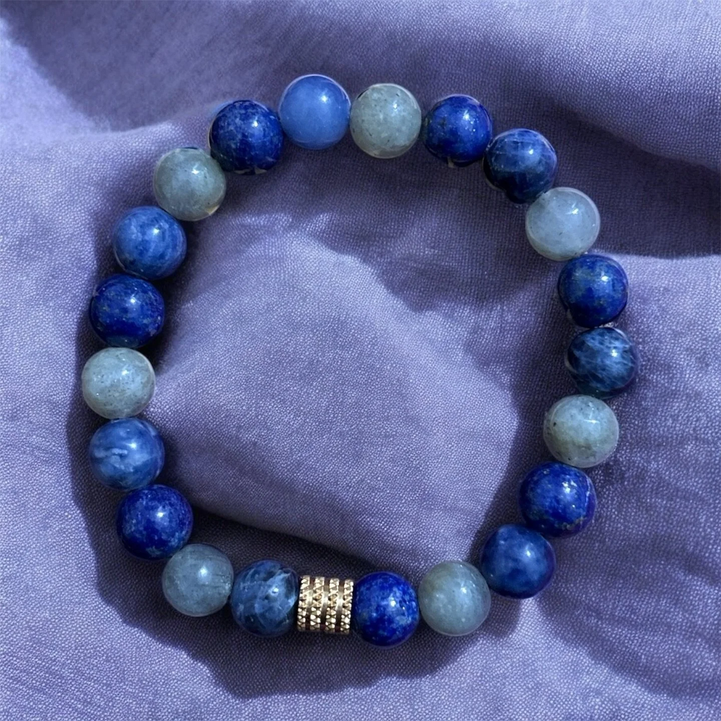 ✨ Bracelet Lapis-Lazuli &bull; Labradorite &bull; Sodalite ✨

🔹 ✨ Les bienfaits :

🔵 Lapis-Lazuli
&bull; Amplifie l&rsquo;intuition et les capacit&eacute;s spirituelles
&bull; Favorise la confiance en soi et l&rsquo;expression sinc&egrave;re
&bull;