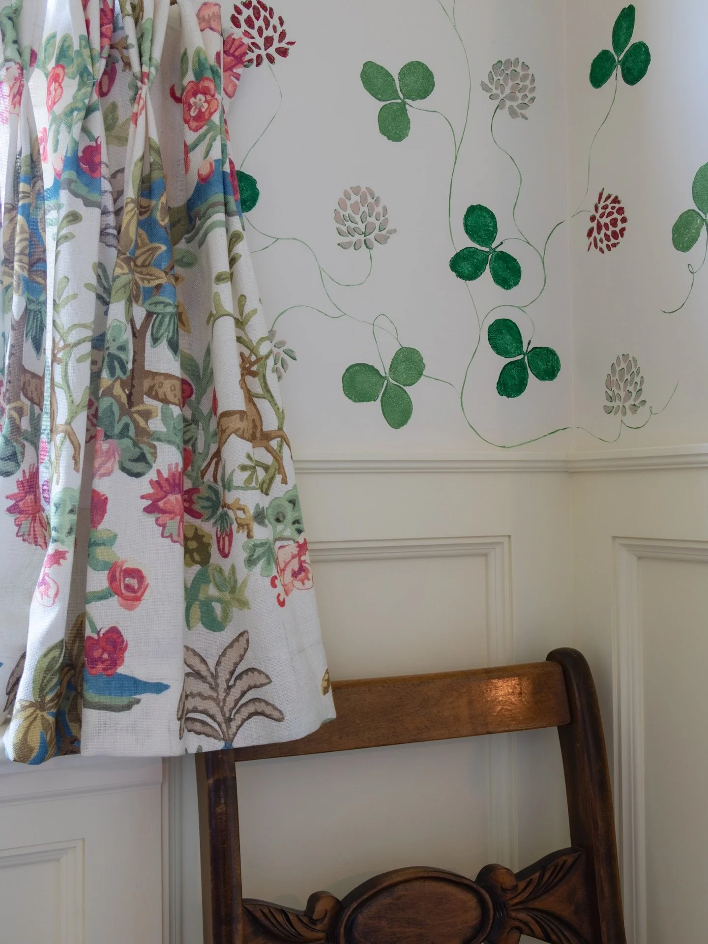 I love how this room seems to glow no matter the time of day. 🌟

A mostly neutral palette, layered with whimsical pattern, keeps it from ever feeling flat. Light reflects softly off the paint, the fabric, and the finishes themselves.

It&rsquo;s the