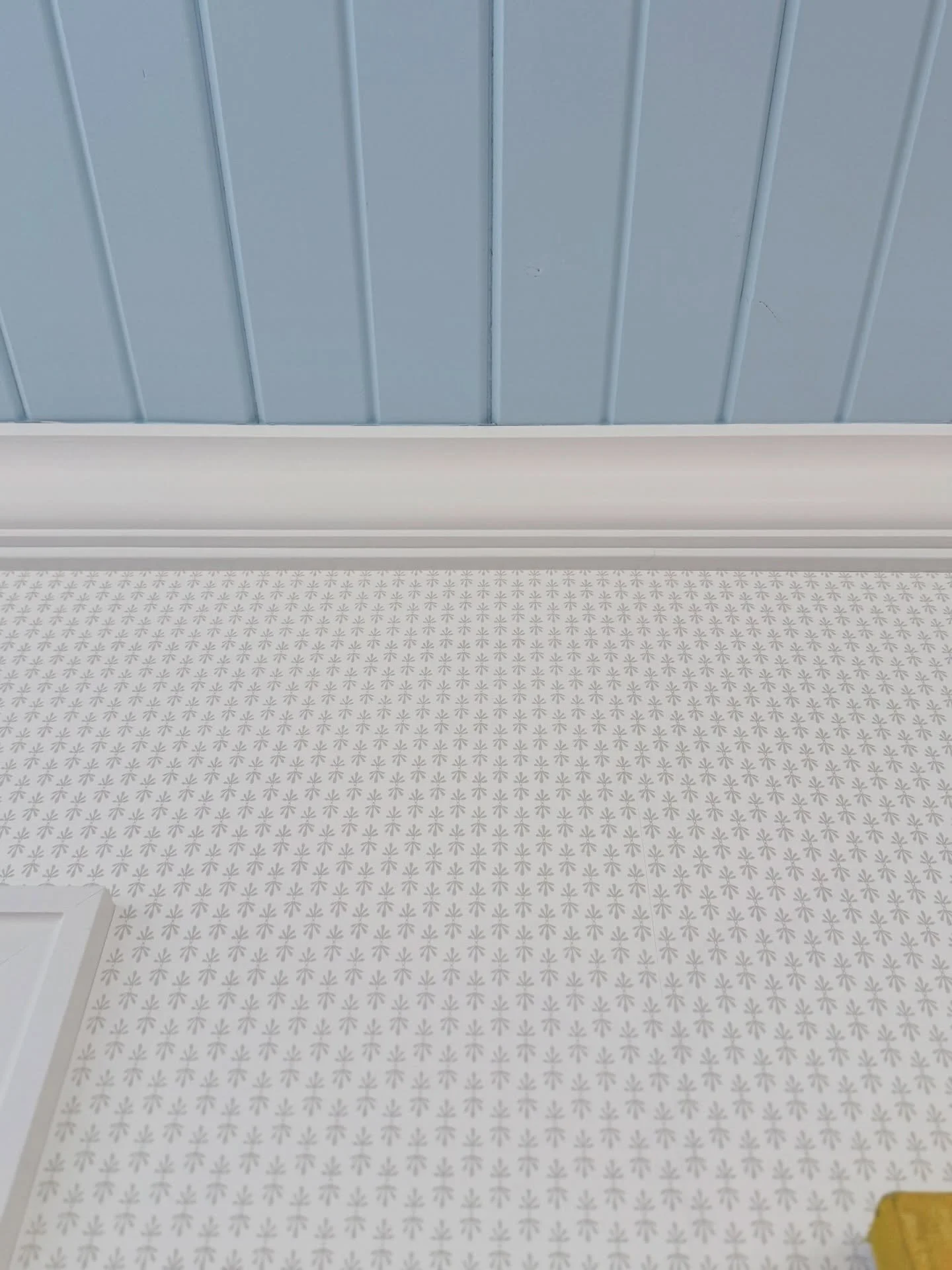 When ceiling details and trim deserve just as much attention as the walls, it&rsquo;s all in the finish ✨

This is a white kitchen, but the goal was never for it to feel flat.

The subtle wallpaper adds just enough interest above the beadboard, espec