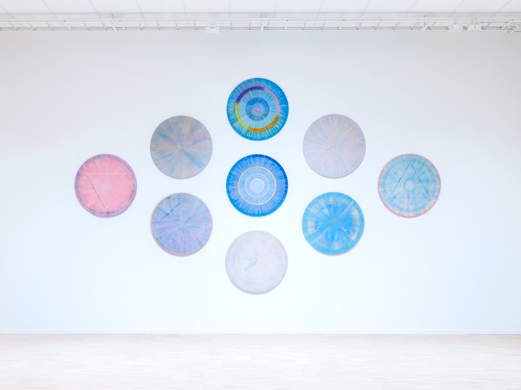«Halo I-IX», 2026
Acrylic, oil og vinyl on cotton canvas
Each Ø 90 cm