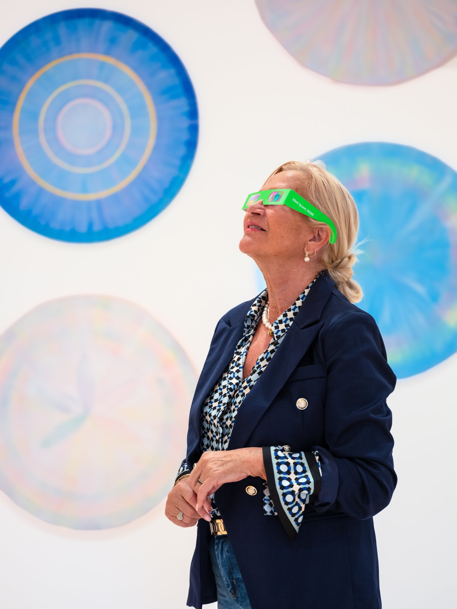 «Mot Lyset 2026», 2026
Readymades. Diffraction glasses.