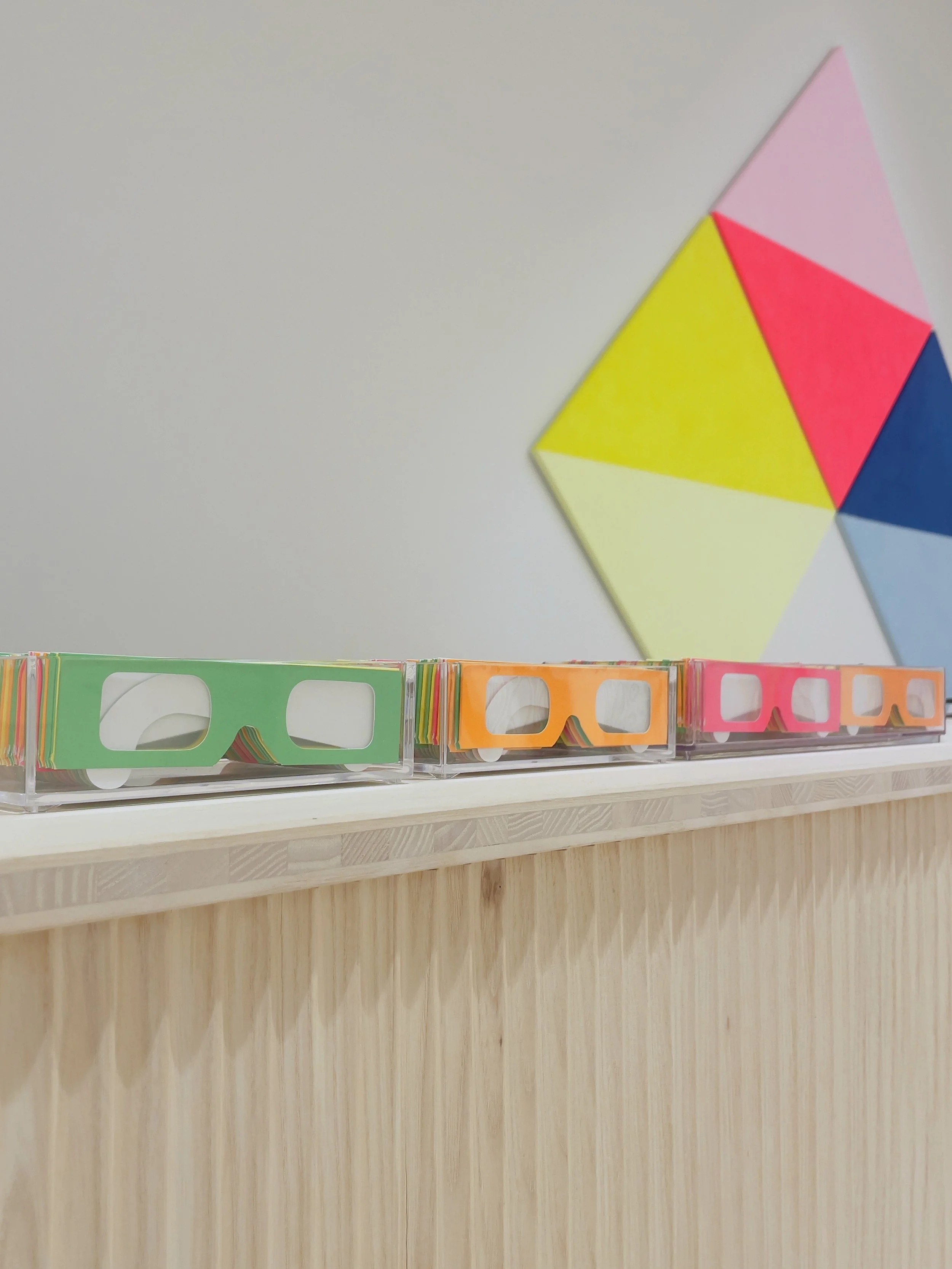 «Mot Lyset 2026», 2026
Readymades. Diffraction glasses.