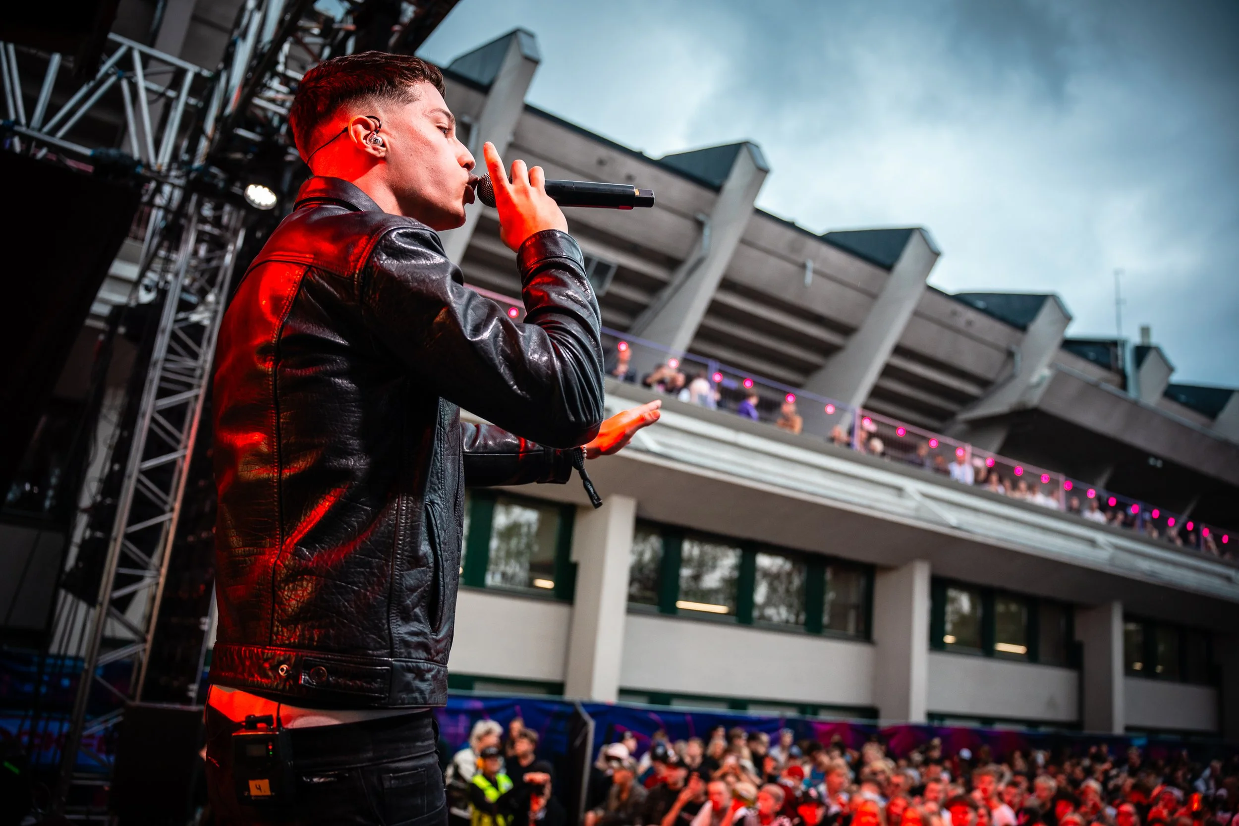 Ares performing live at Blockfest, captured by Anre Wasse.