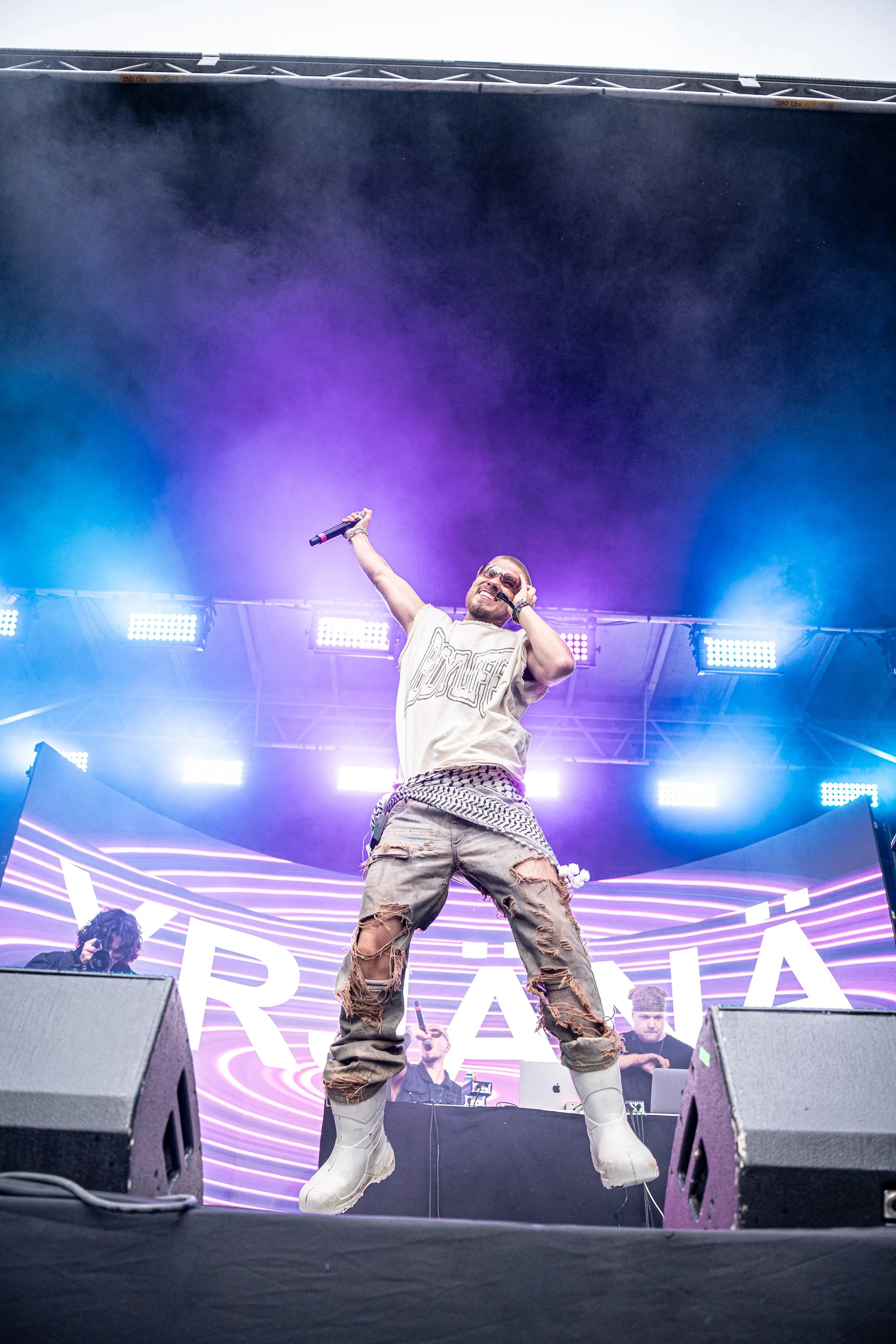 Yrjänä performing live at Blockfest, captured by Anre Wasse.