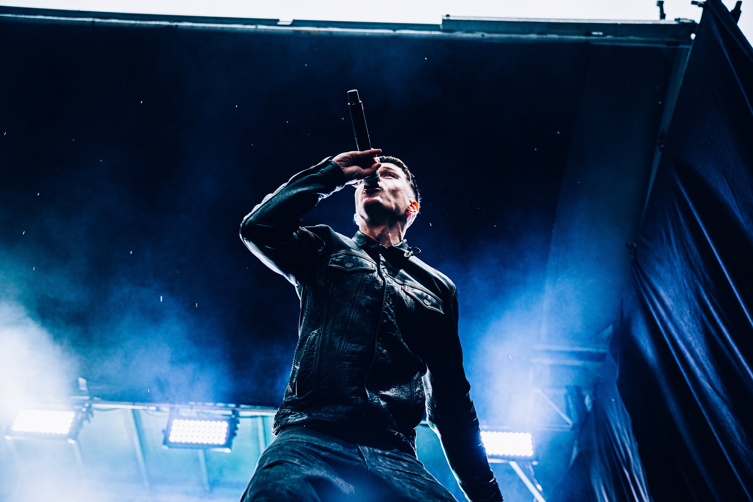 Ares performing live at Blockfest, captured by Anre Wasse.