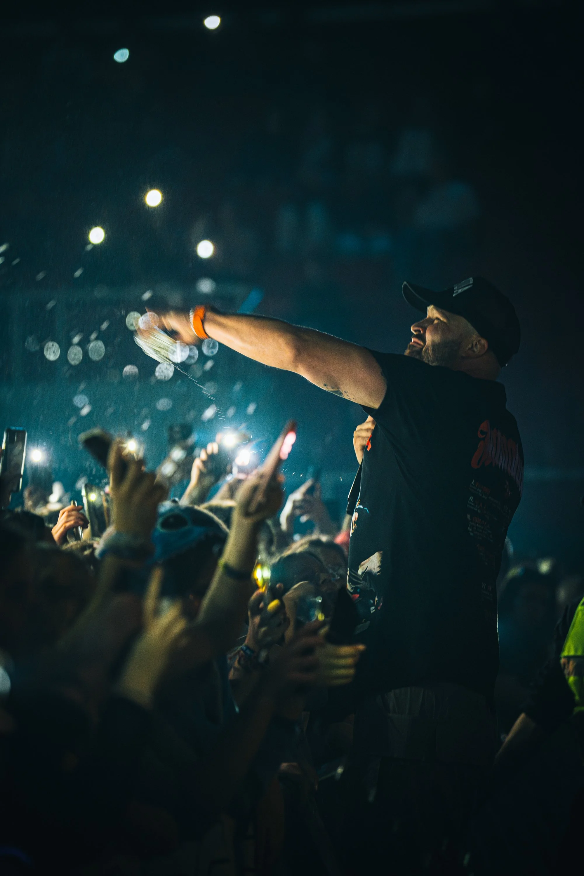 Immanuel performing live at Maatanäkyvissä, captured by Anre Wasse.
