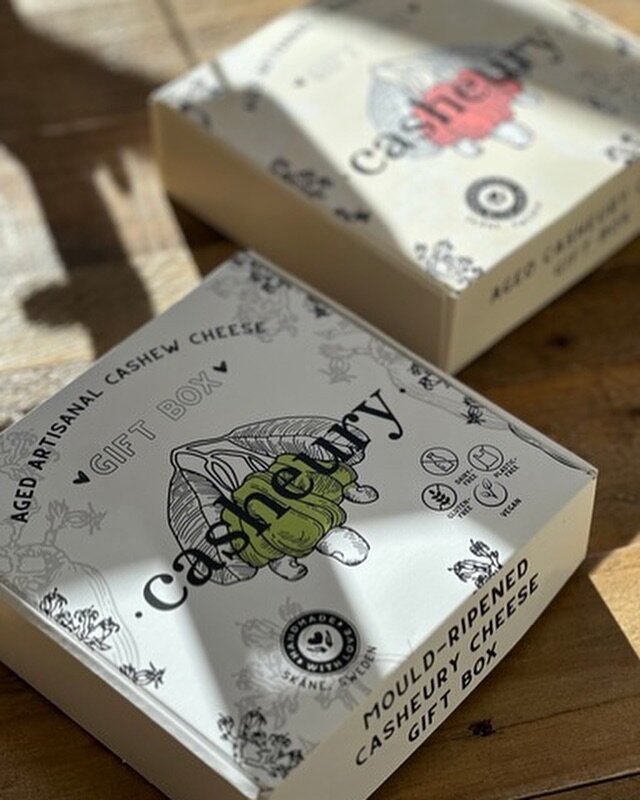 Casheury Gift Boxes
Perfect for Easter, any other celebration or just to treat yourself on any given Tuesday

MOULD RIPENED GIFT BOX
🧀 Cashembert
🧀 Ash&amp;White
🧀 Summer Truffle Vrie
🧀 Casheuzola

AGED CASHEURY GIFT BOX
🧀 Ramsl&ouml;k
🧀 Brusch