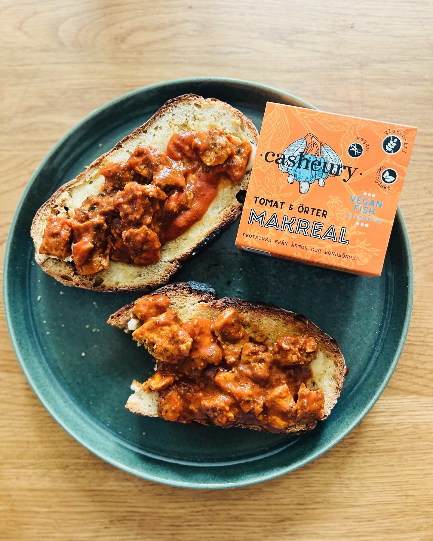 MAKREAL ON TOAST
A modern sustainable and ethical take on a classic savoury snack made even better with freshly home baked bread.

MAKREAL is based on Vegetable protein from peas and broad beans  in tomato sauce. Add it to a sandwich, salad or eat it