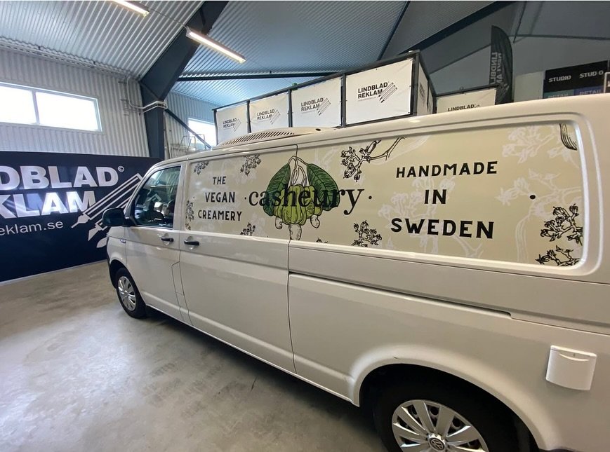 Today we made the finishing touches to the Casheury cheeze machine.

Thanks Jens @lindbladreklam for a great job. 

Our refrigerated van is now fully branded and ready for our summer vegan roadtrip. 

You can find us and our perfectly chilled cheezes
