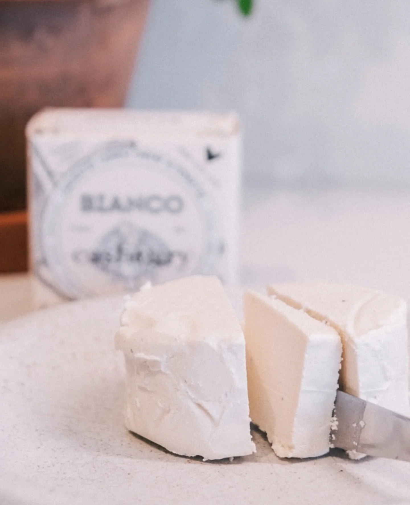 🇬🇧
BIANCO.
Clean ingredients. Full-on cheeze.

Our purest wheel is built on organic cashews and our own cultures, delivering a balanced, lactic bite with just the right natural sweetness. It slices, crumbles, melts and holds its own anywhere you&rs