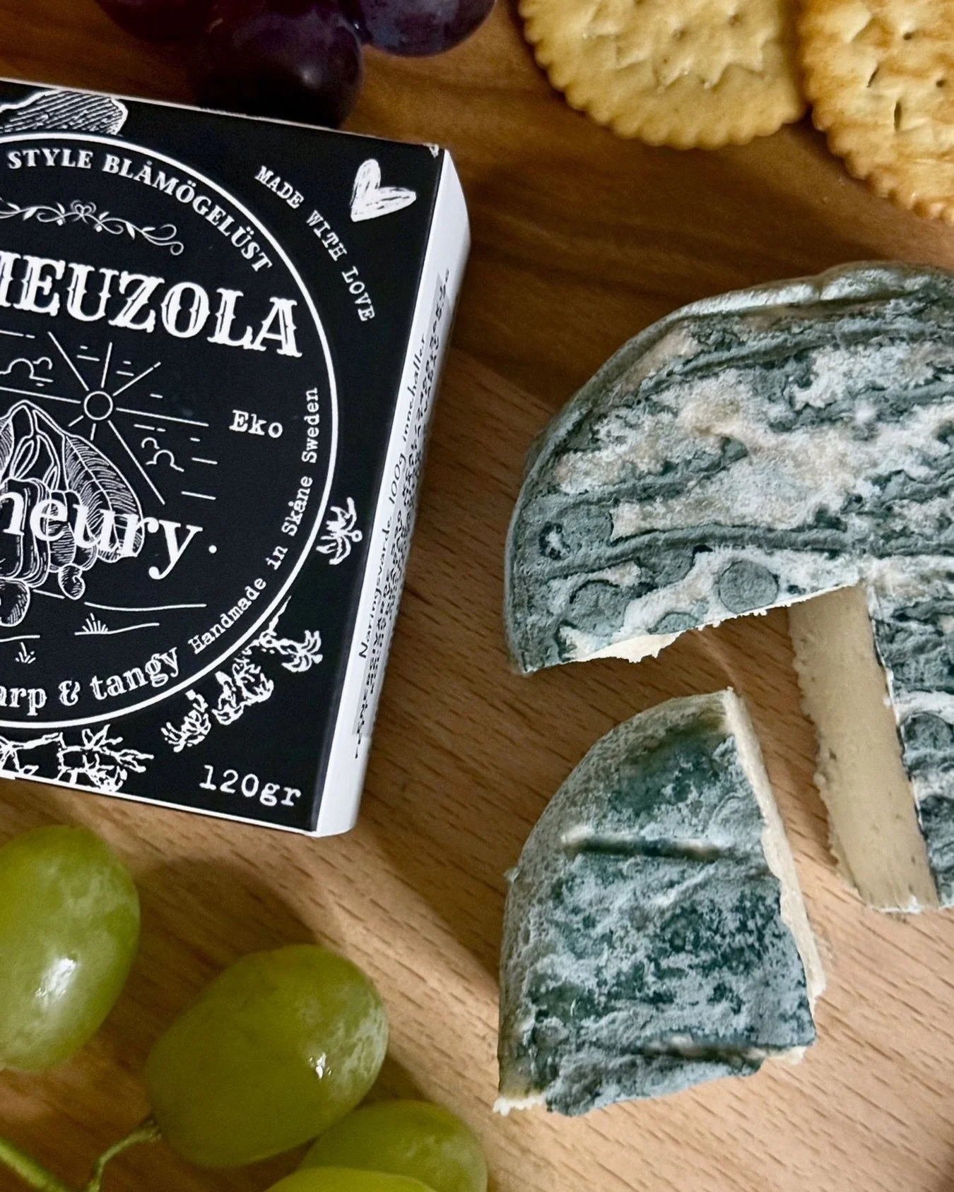ENGLISH 🇬🇧

Casheuzola is back.
Our blue mould-ripened cashew cheeze is heading out to shops today and landing on shelves again.

Creamy, rich and unmistakably blue. A traditional blue-style flavour with a smooth, spreadable texture that delivers d