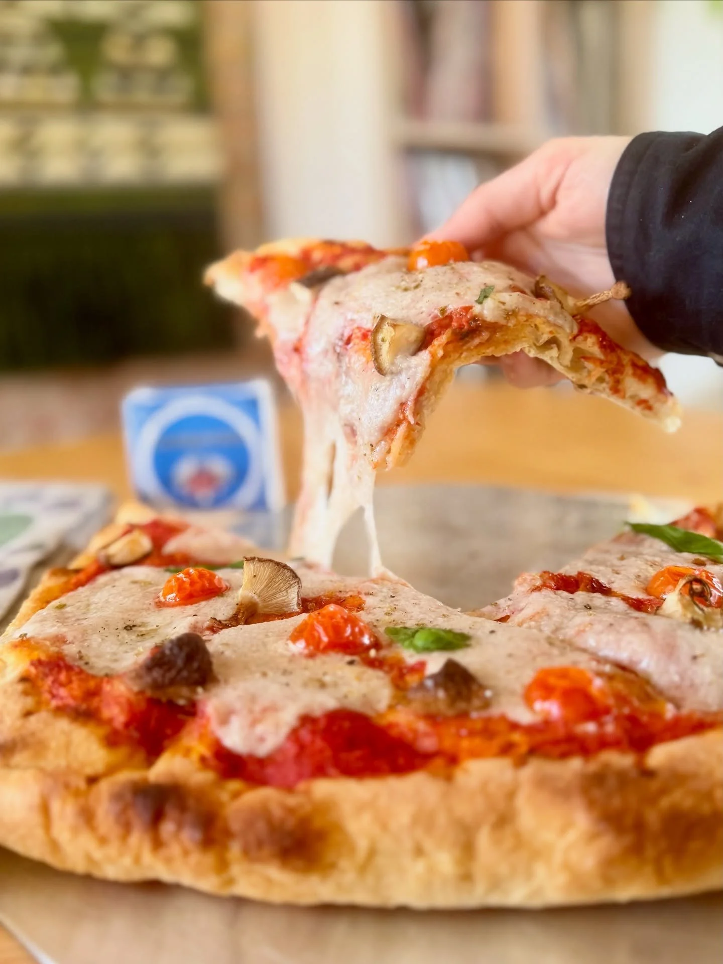 🇸🇪 Helgen b&ouml;rjar med pizza 🍕

Vem &auml;ter pizza i helgen?

V&aring;r Casheumozza &auml;r gjord f&ouml;r att sm&auml;lta, str&auml;cka sig och ge det d&auml;r perfekta pizzadraget. Kr&auml;mig, elastisk och smakrik &ndash; utan kompromisser.