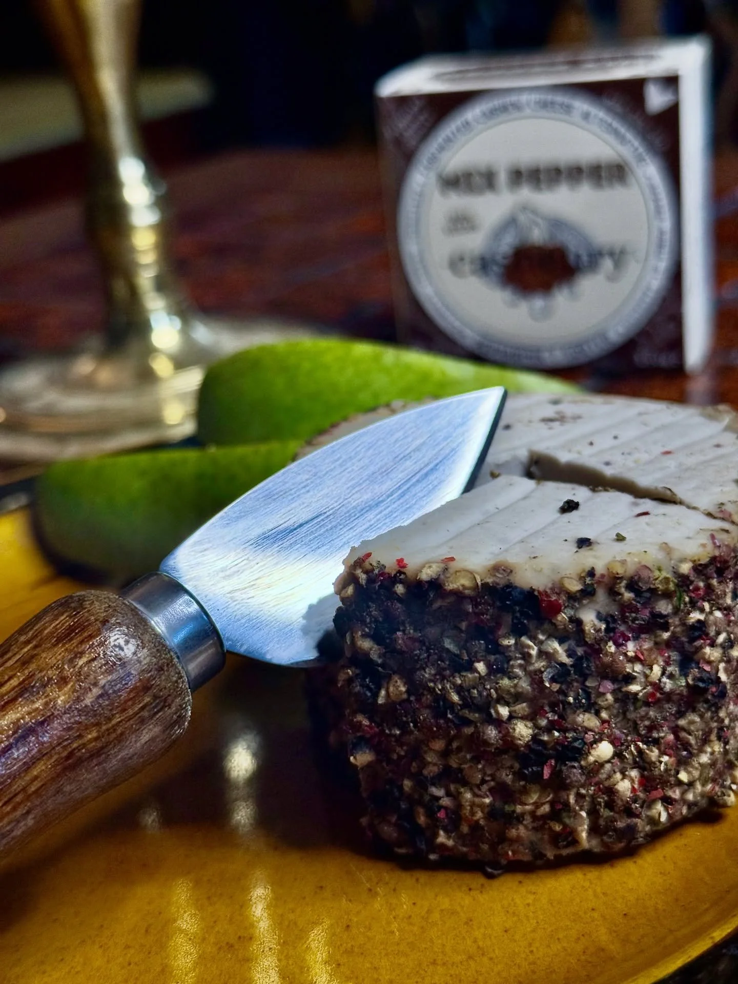 🇬🇧
MIX PEPPER
Seven peppers. One cheese. No compromises.

Our MixPepper is built for depth &mdash; a layered heat profile from seven different peppers, balanced, not overpowering. Each one brings something distinct: warmth, aroma, bite, and a slow 