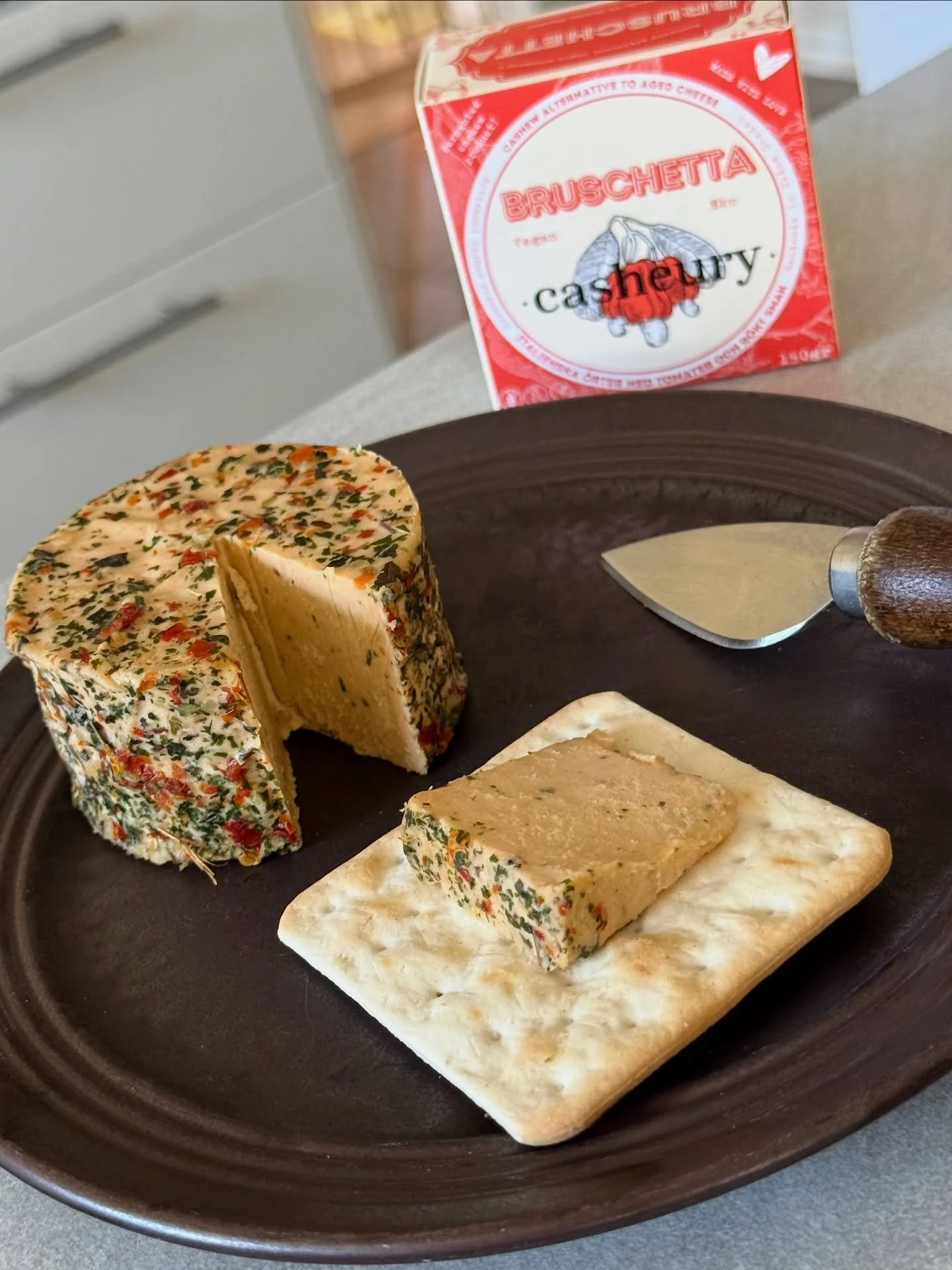 🇸🇪 BRUSCHETTA &mdash; vi har faktiskt gjort den &auml;nnu b&auml;ttre. Vi trodde inte det var m&ouml;jligt &ndash; men det gick.

Ny kryddning. B&auml;ttre balans. Mer smak &auml;n n&aring;gonsin.

&Auml;kta italiensk smak.
Tomat, basilika, oregano