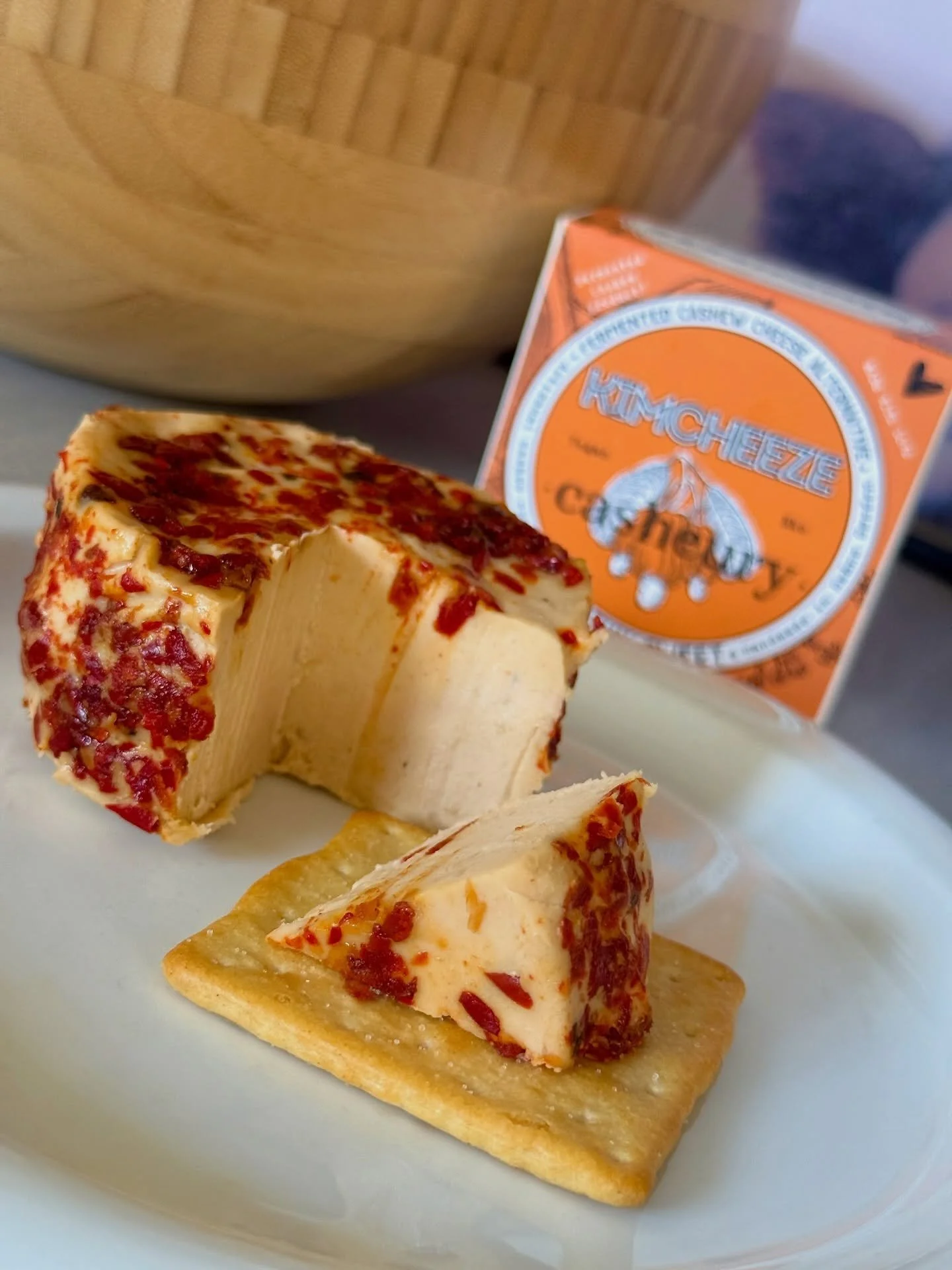 KIMCHEEZE 🌶️

A little heat. A lot of taste!
Cashew-based cheese with fermented kimchi &mdash; creamy, slightly spicy, and full of flavour.

Quickly becoming one of our favourites.
Perfect for your cheese board.

Wow, no cow, only cashews!

#VeganFo