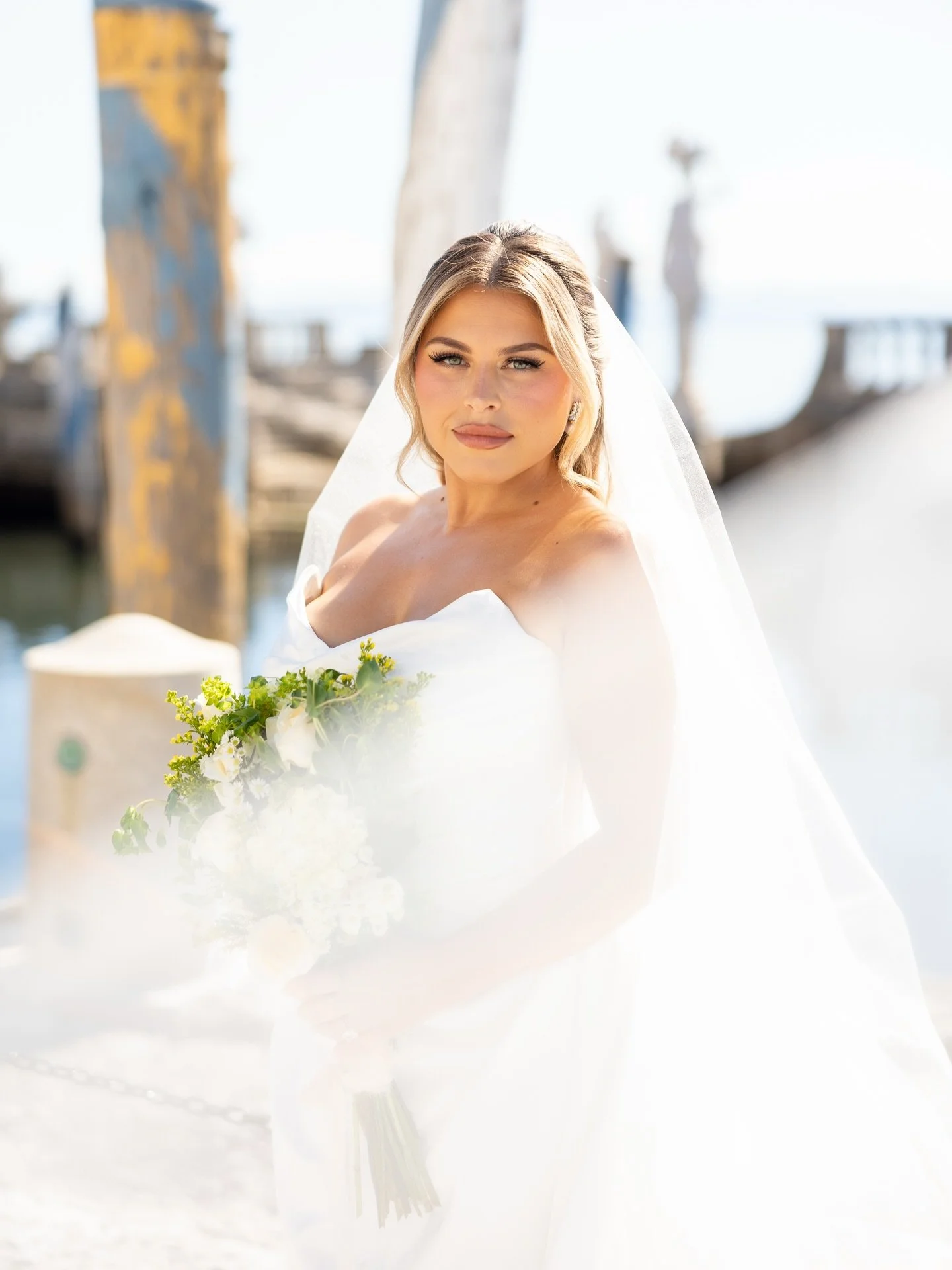 🤍 Vizcaya Dreams 🤍

Romance under the sun ☀️ 

VENDOR TEAM

Planner, Photo editor, &amp; Video @elopementsbylexi 
Photographer @kistephotography 
Gown @houseofluxebridal 
Makeup @ashnicole_makeup 
Venue @vizcaya_museum @vizcayamiami 

#vizcayamuseu