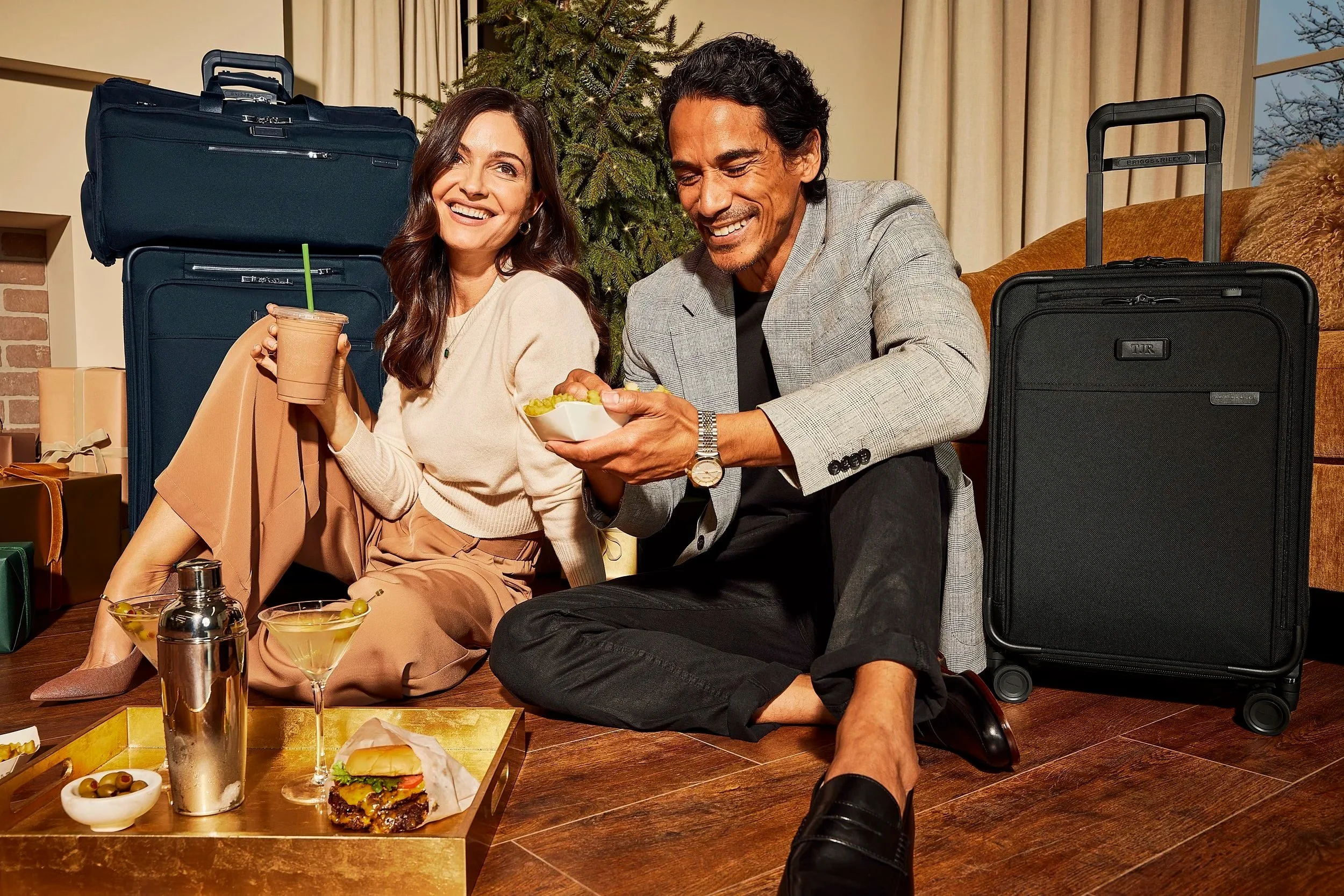 BR_HOLIDAY_24_Lifestyle_BLU122CXSP-4F_BLU126CXSP-5F_BL329-5_Scenario2_1686.jpg