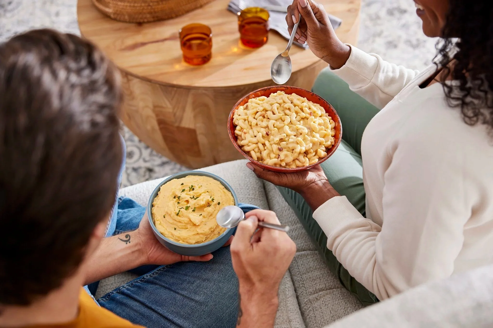 BobEvans_Lifestyle_TripleCheeseMash_BaconMacCheese_LivingRoom_1840.jpg