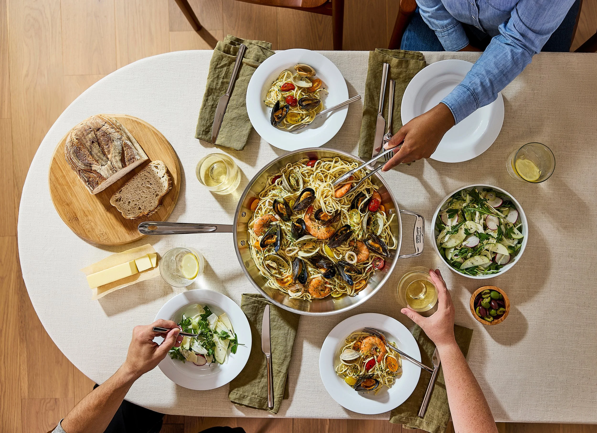 AC_D5_Lifestyle_14in_Fry_Pan_Brushed_Food_1_14565.jpg