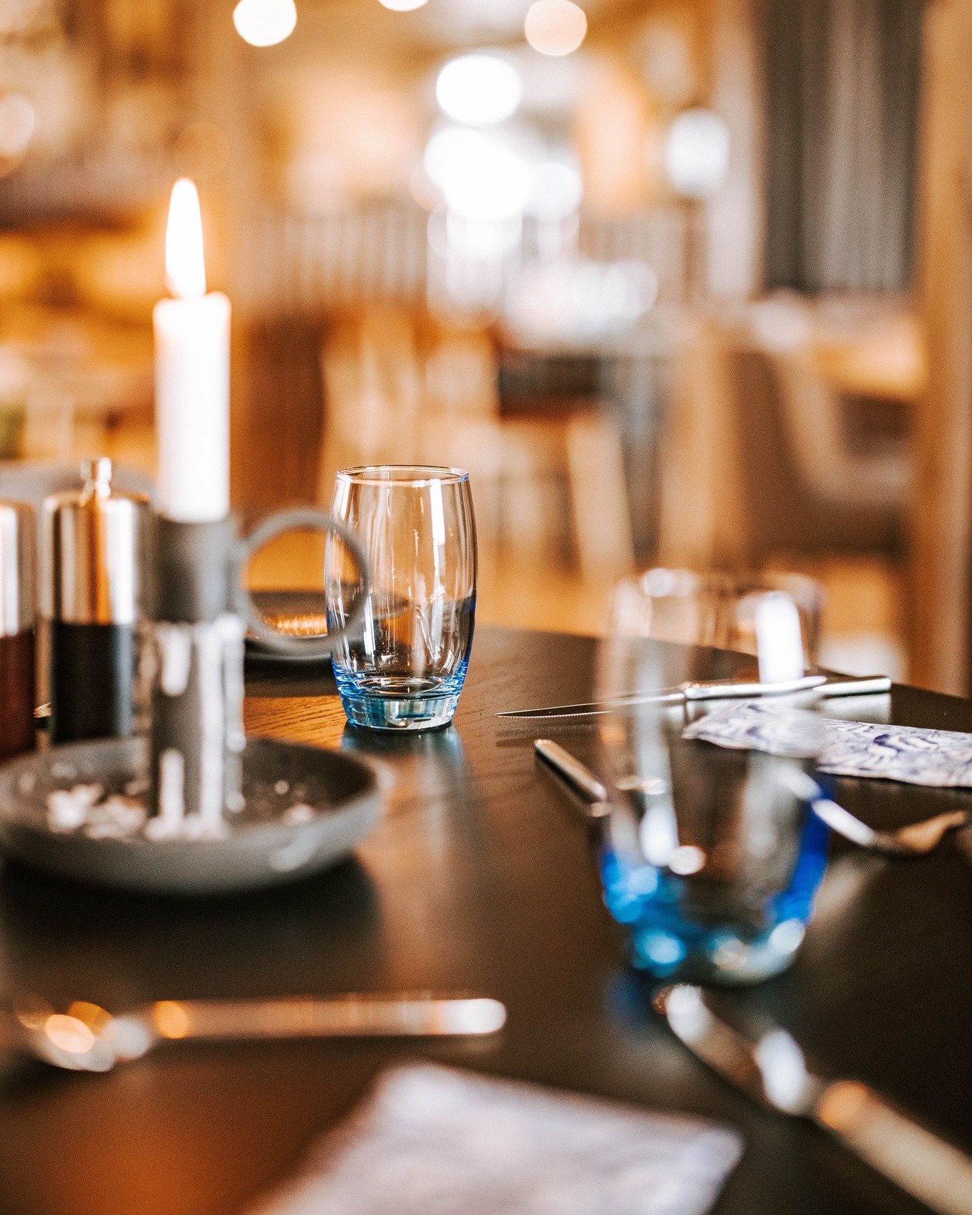At Ramberg Resort, you can drop by for a slow lunch and coffee in the caf&eacute;, or enjoy a full evening meal in the restaurant &ndash; rooted in local ingredients, and shaped by our coastal surroundings 🌊🍽️

☕️ Caf&eacute;: 10:00&ndash;16:00 (lu