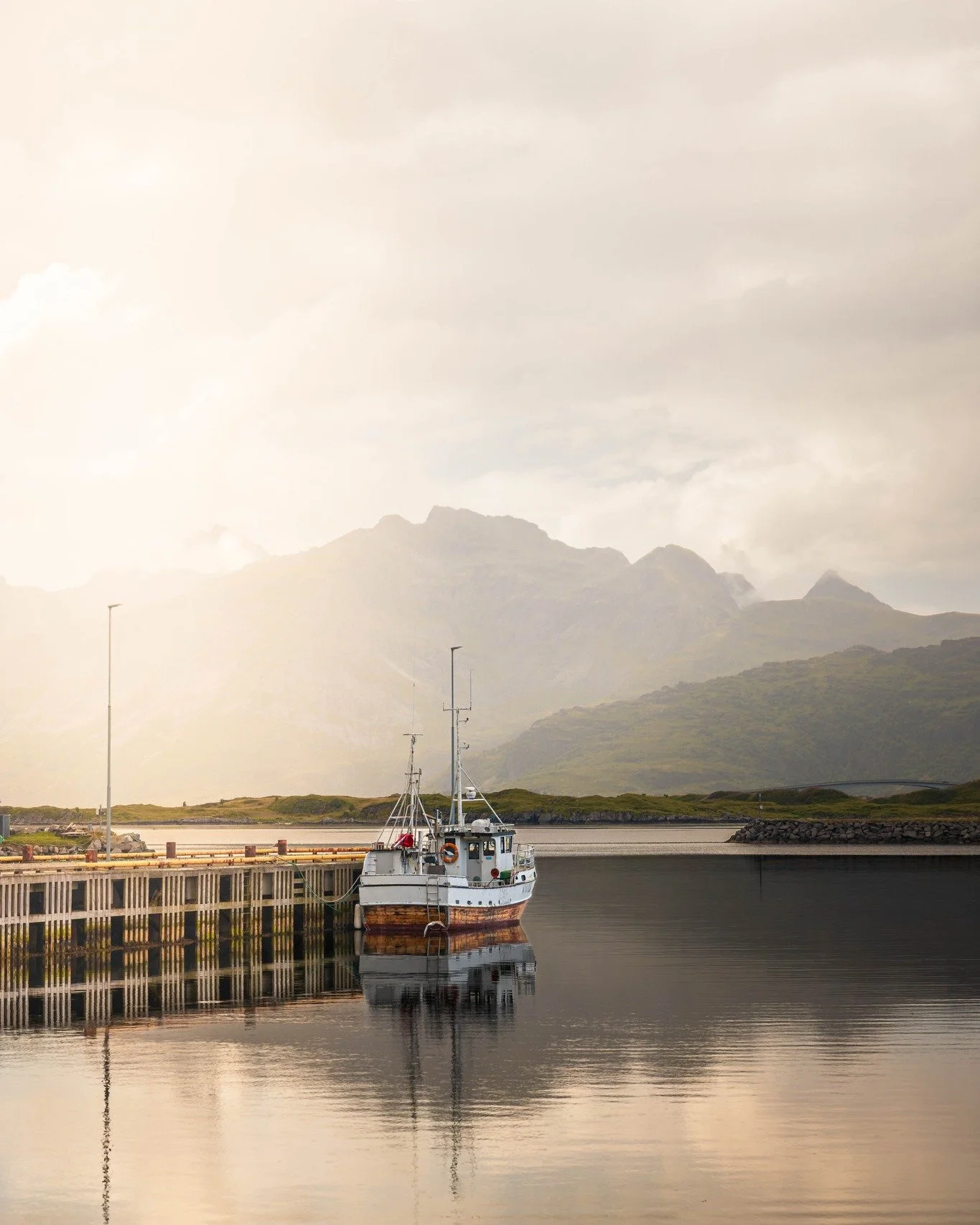 Golden light, passing rain showers, and everyday life in Ramberg&rsquo;s harbor ✨🚤
Where fishing traditions meet the ever-changing moods of Lofoten.

#ramberg #flakstad #lofoten #fishing